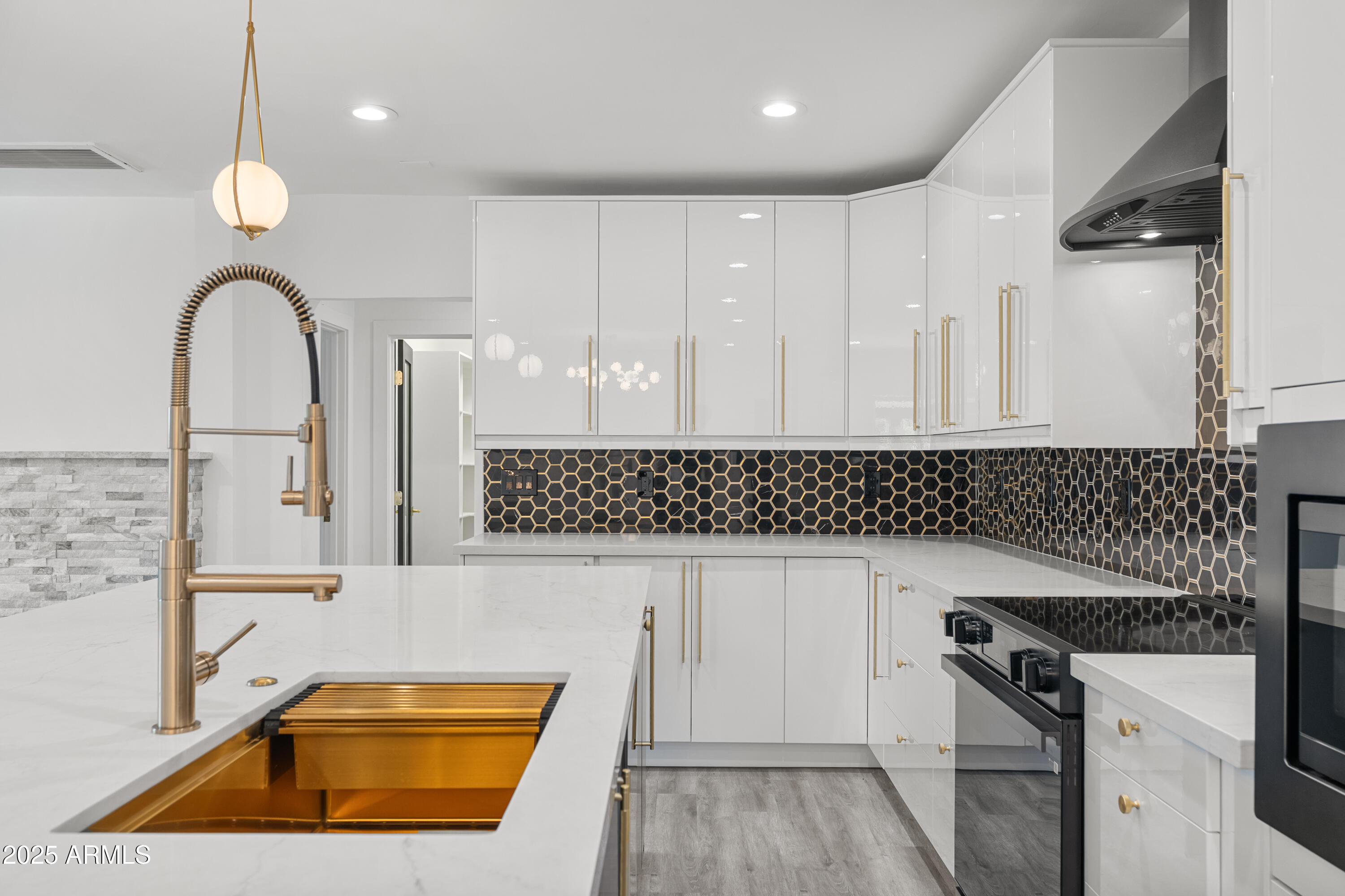 2502 E WHITTON Avenue