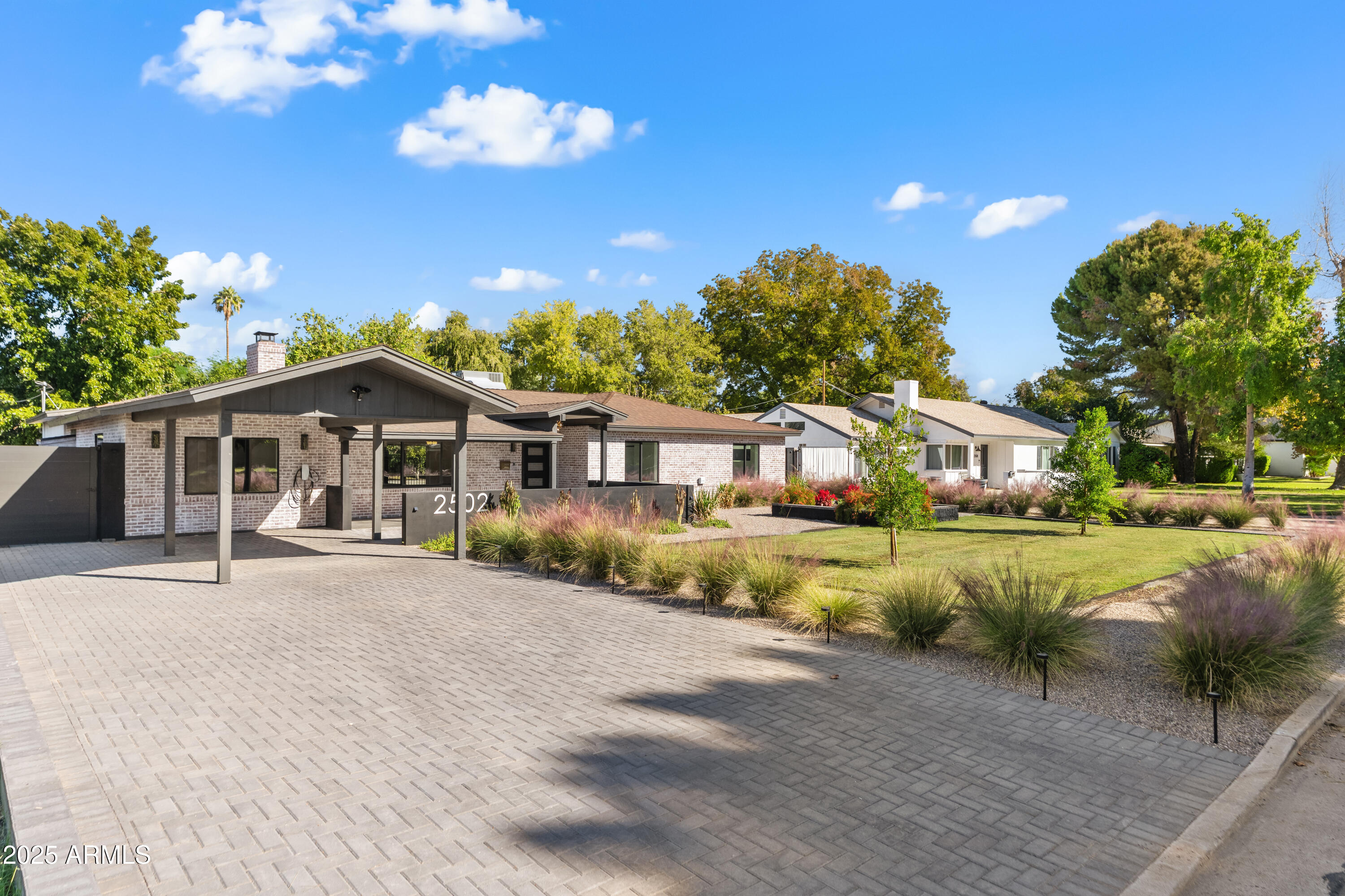 2502 E WHITTON Avenue