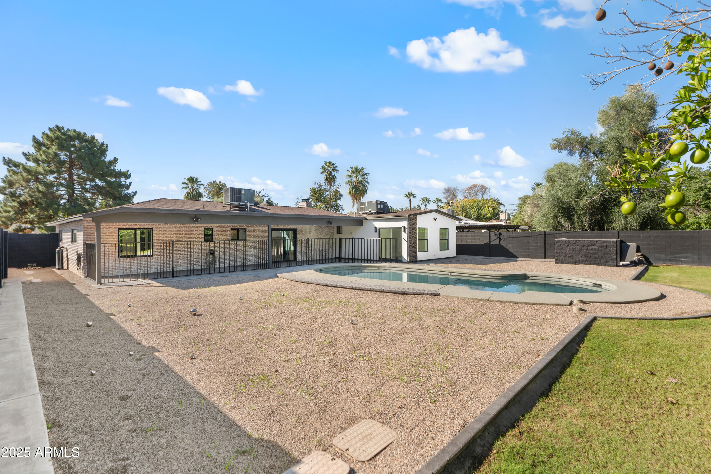 2502 E WHITTON Avenue