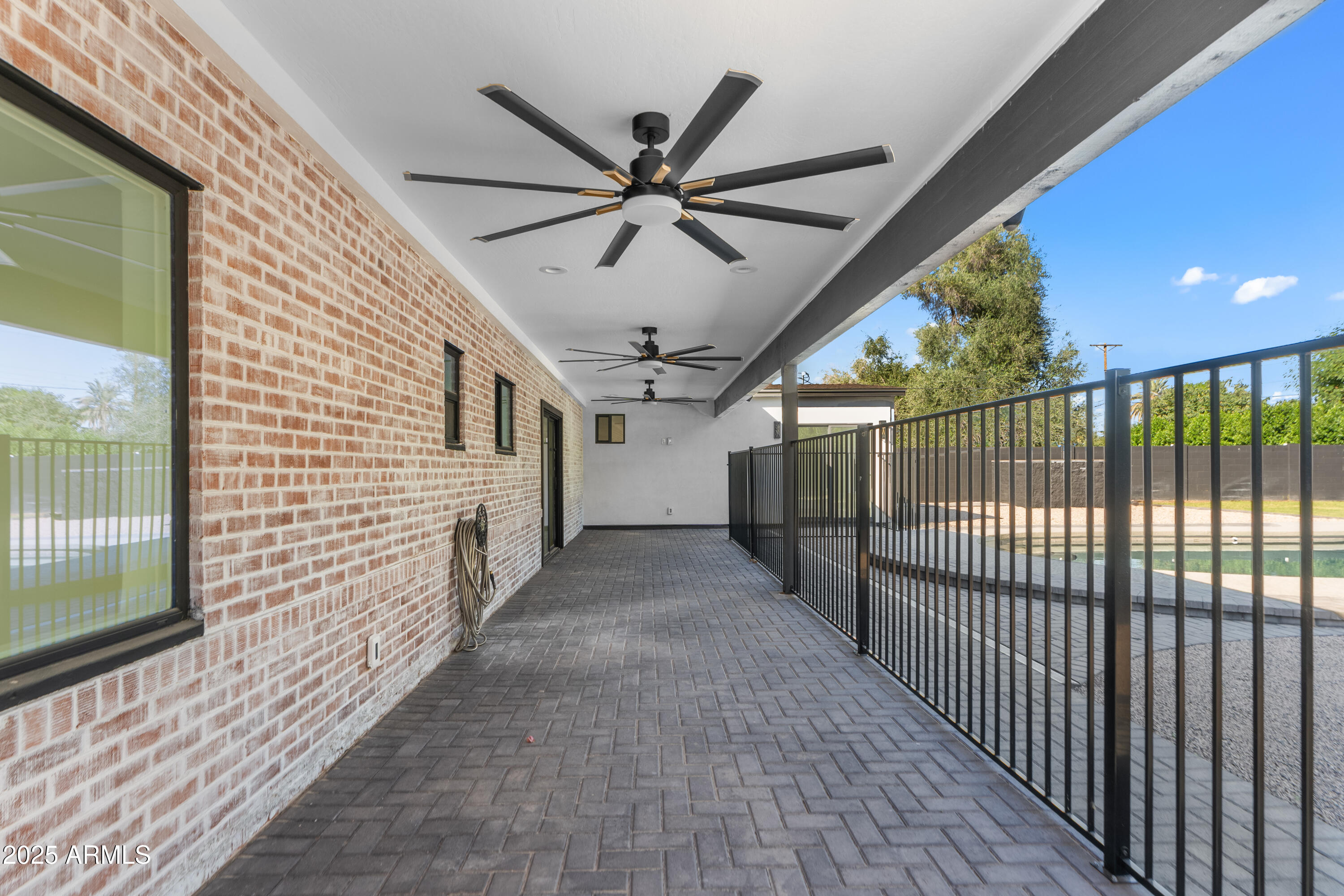 2502 E WHITTON Avenue