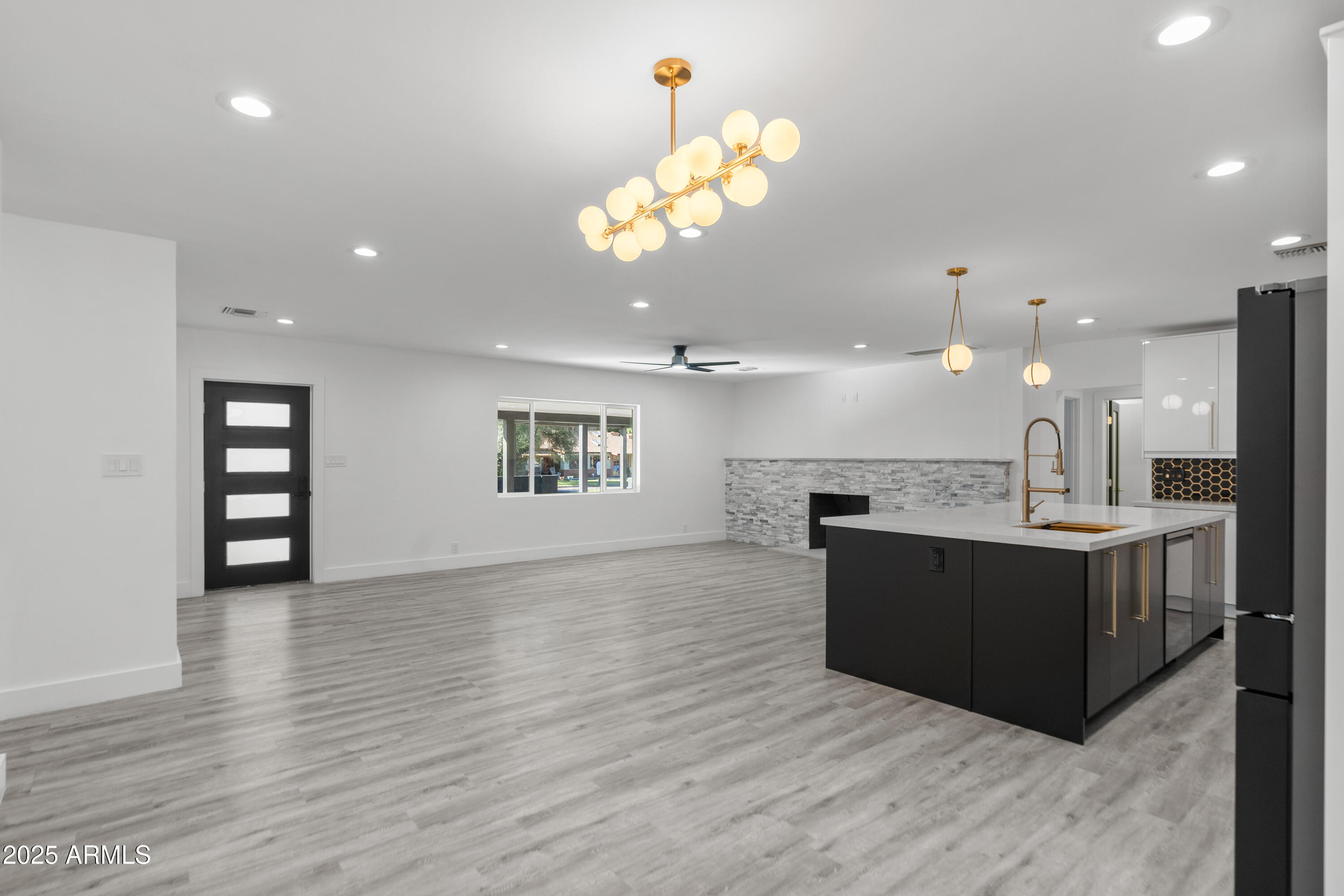 2502 E WHITTON Avenue