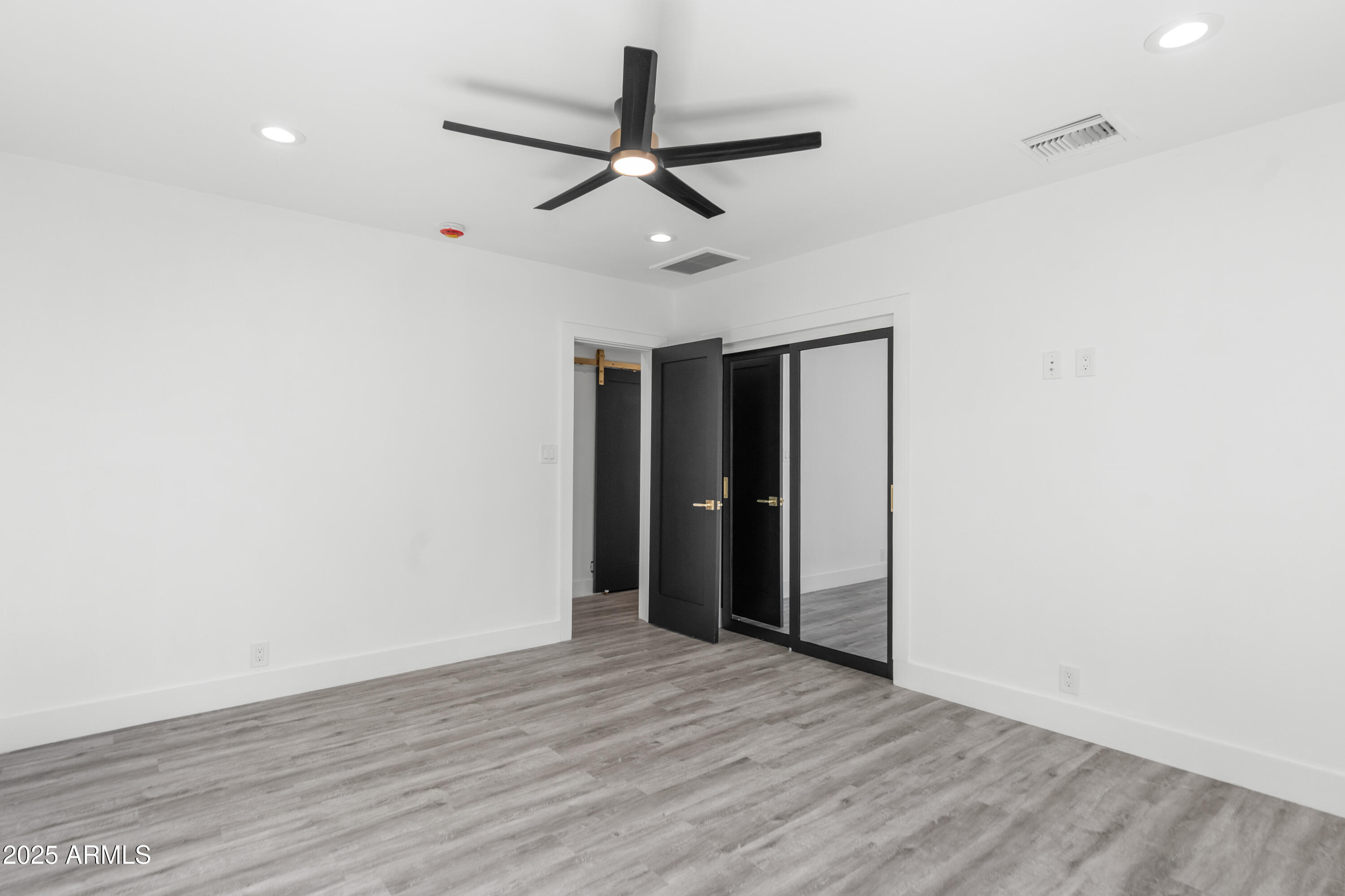 2502 E WHITTON Avenue