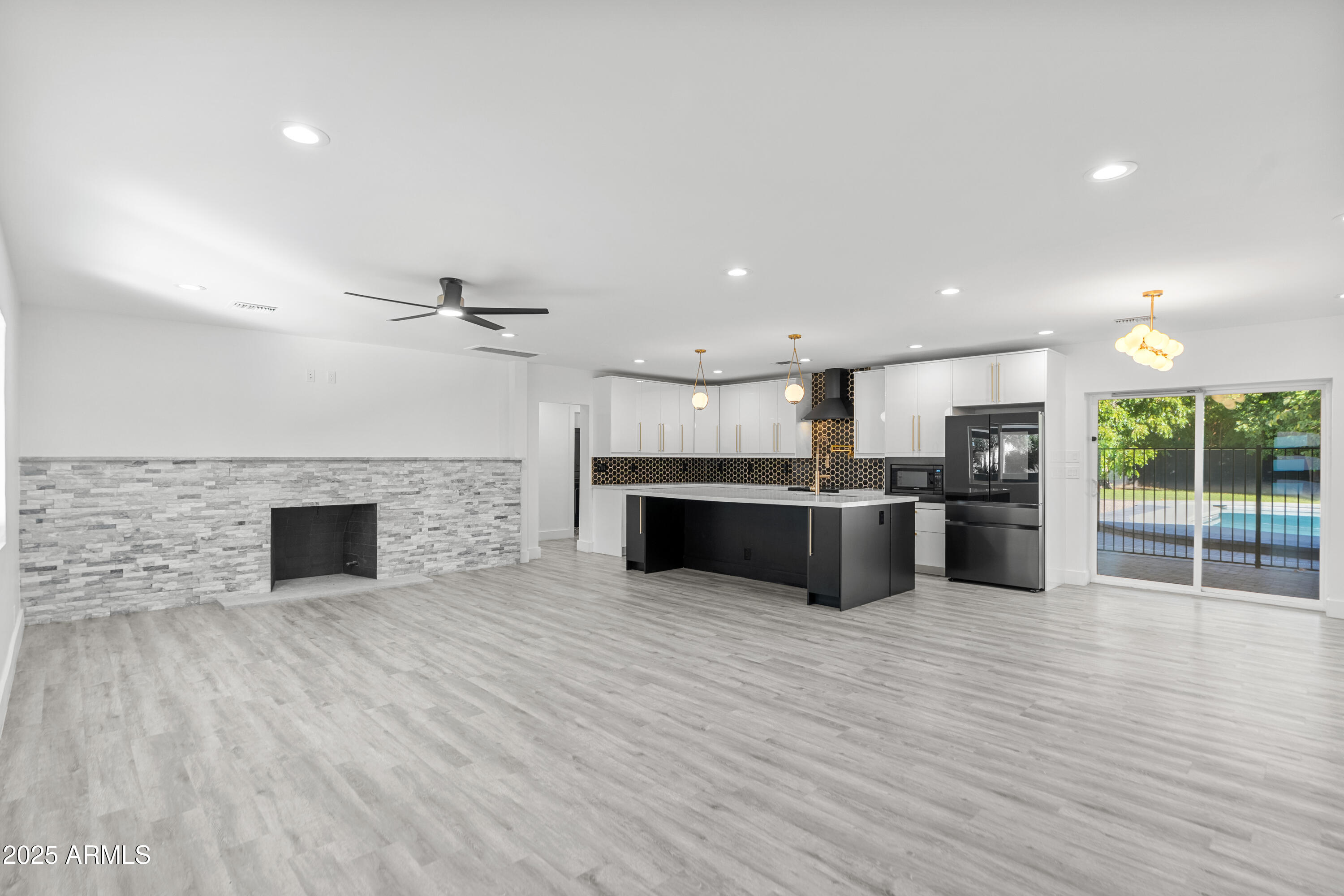 2502 E WHITTON Avenue