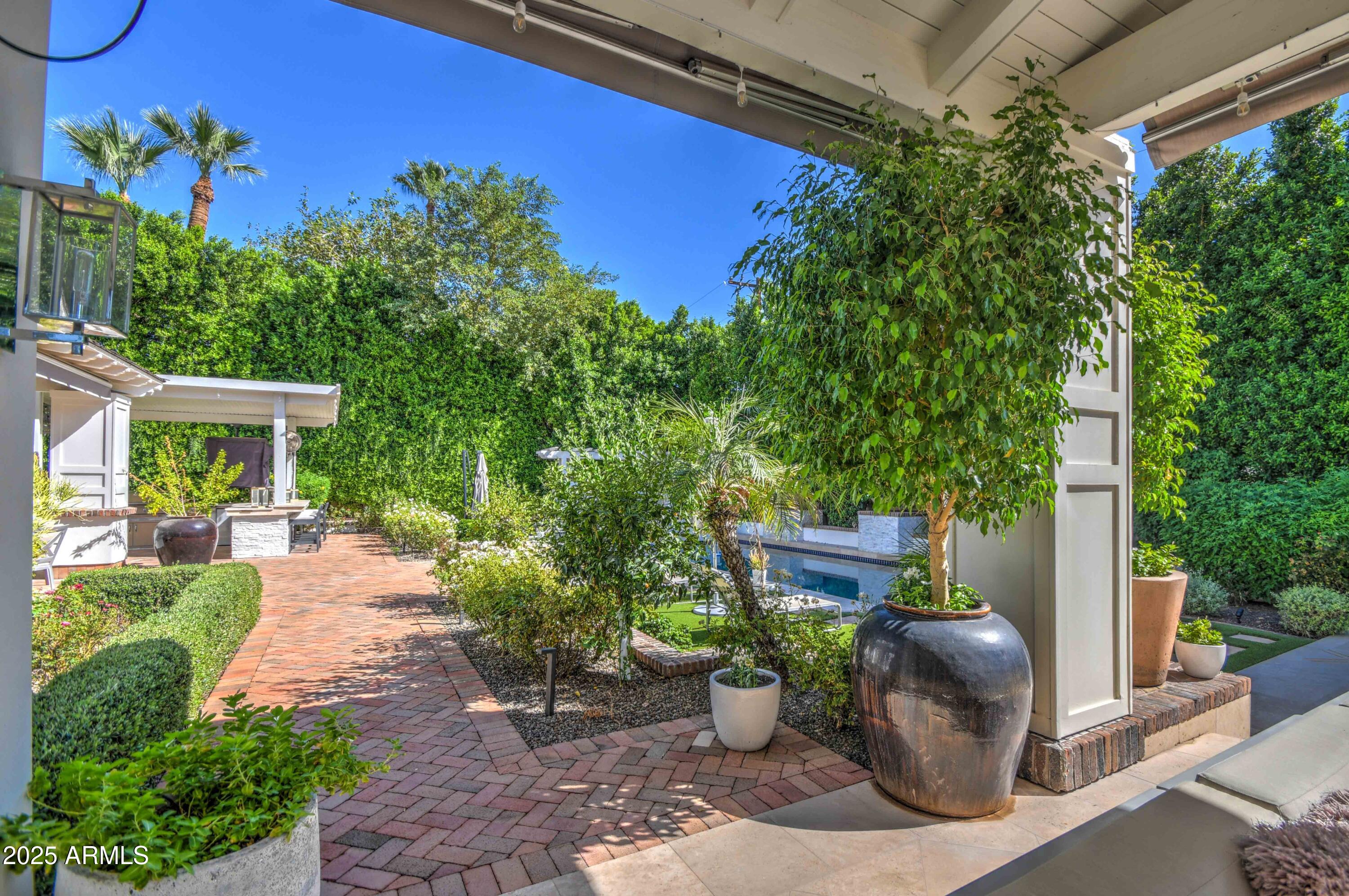 5819 E CALLE DEL MEDIA