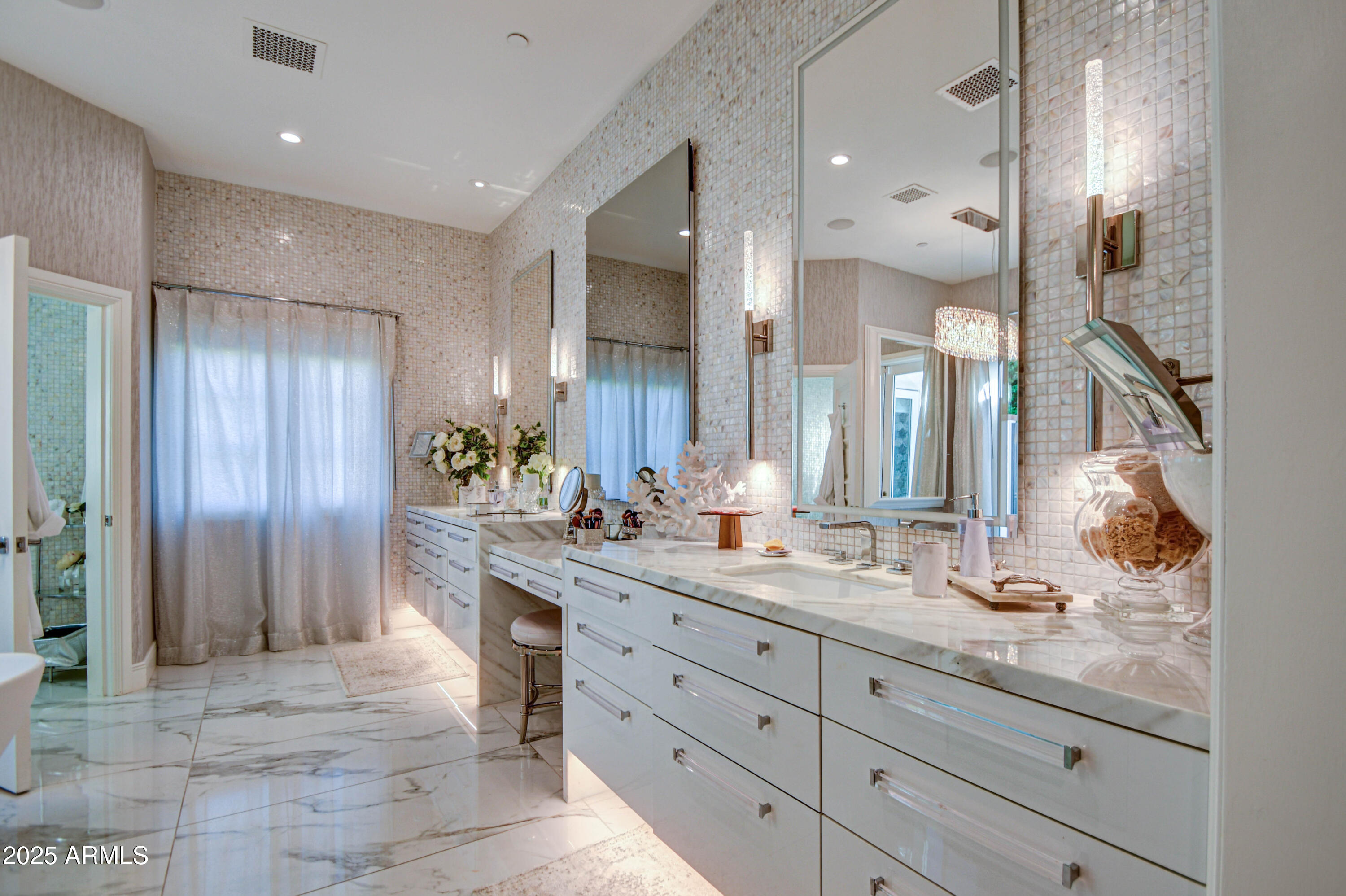 5819 E CALLE DEL MEDIA