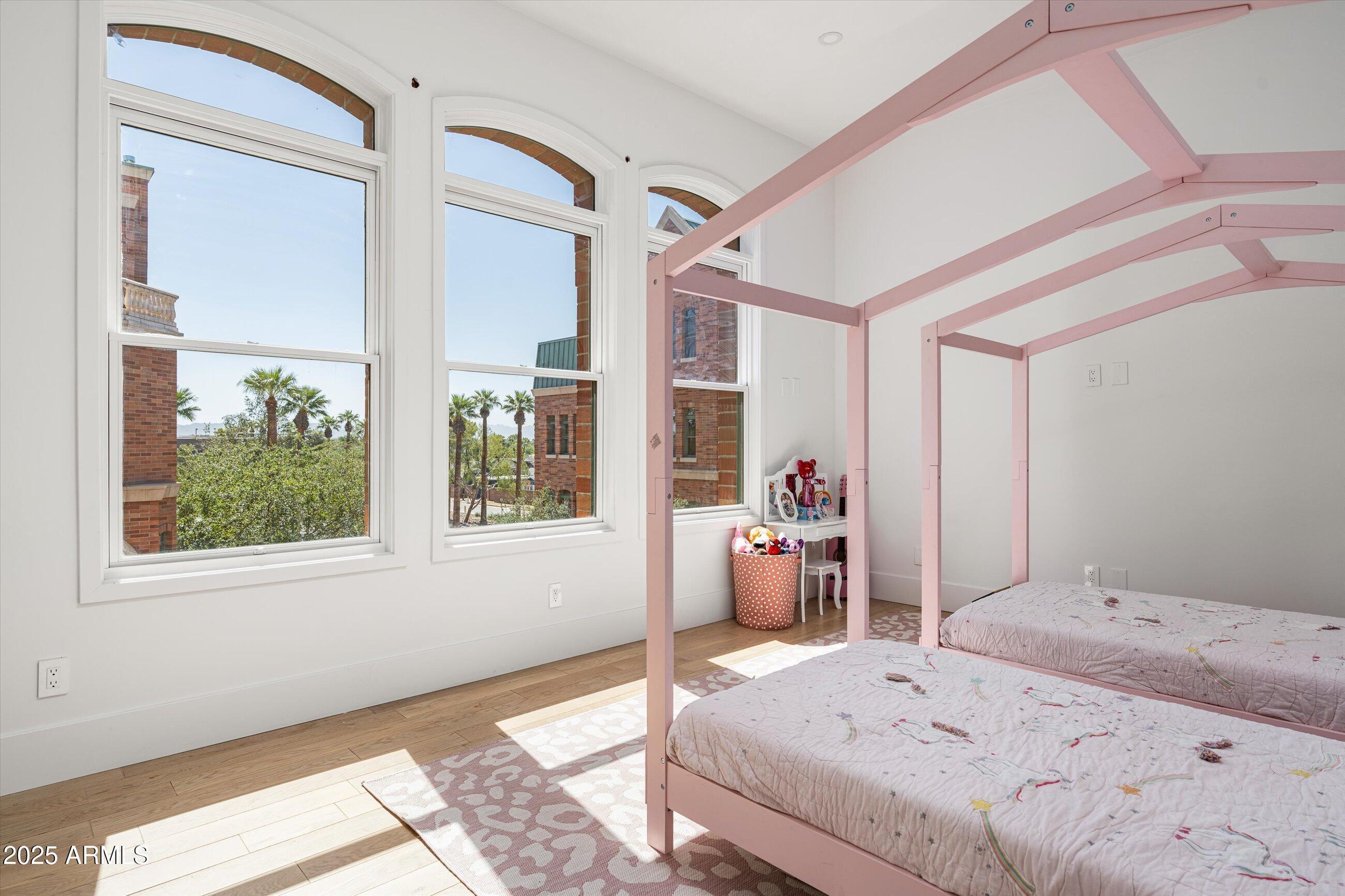 54 W PALM Lane, 54