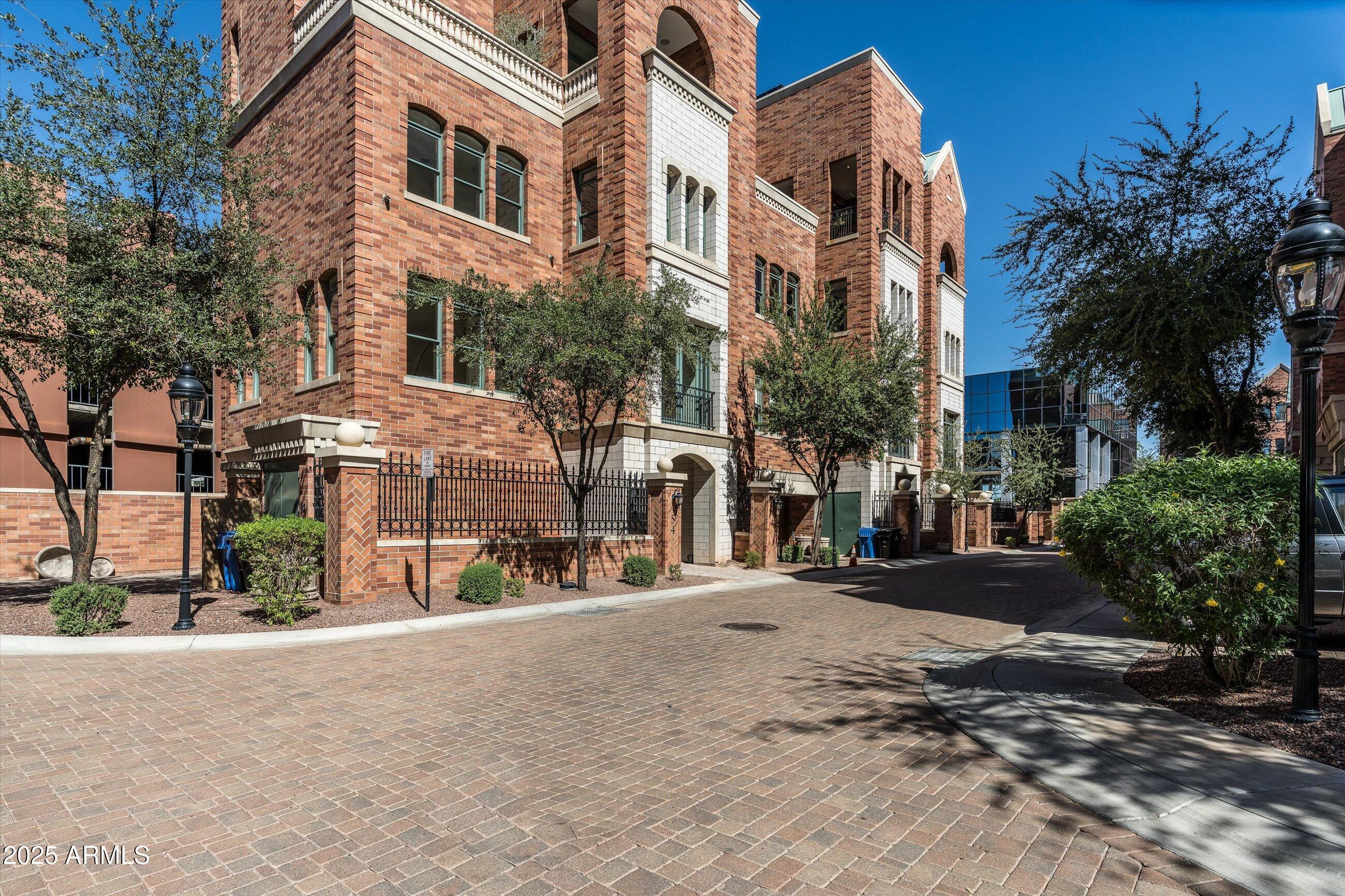 54 W PALM Lane, 54