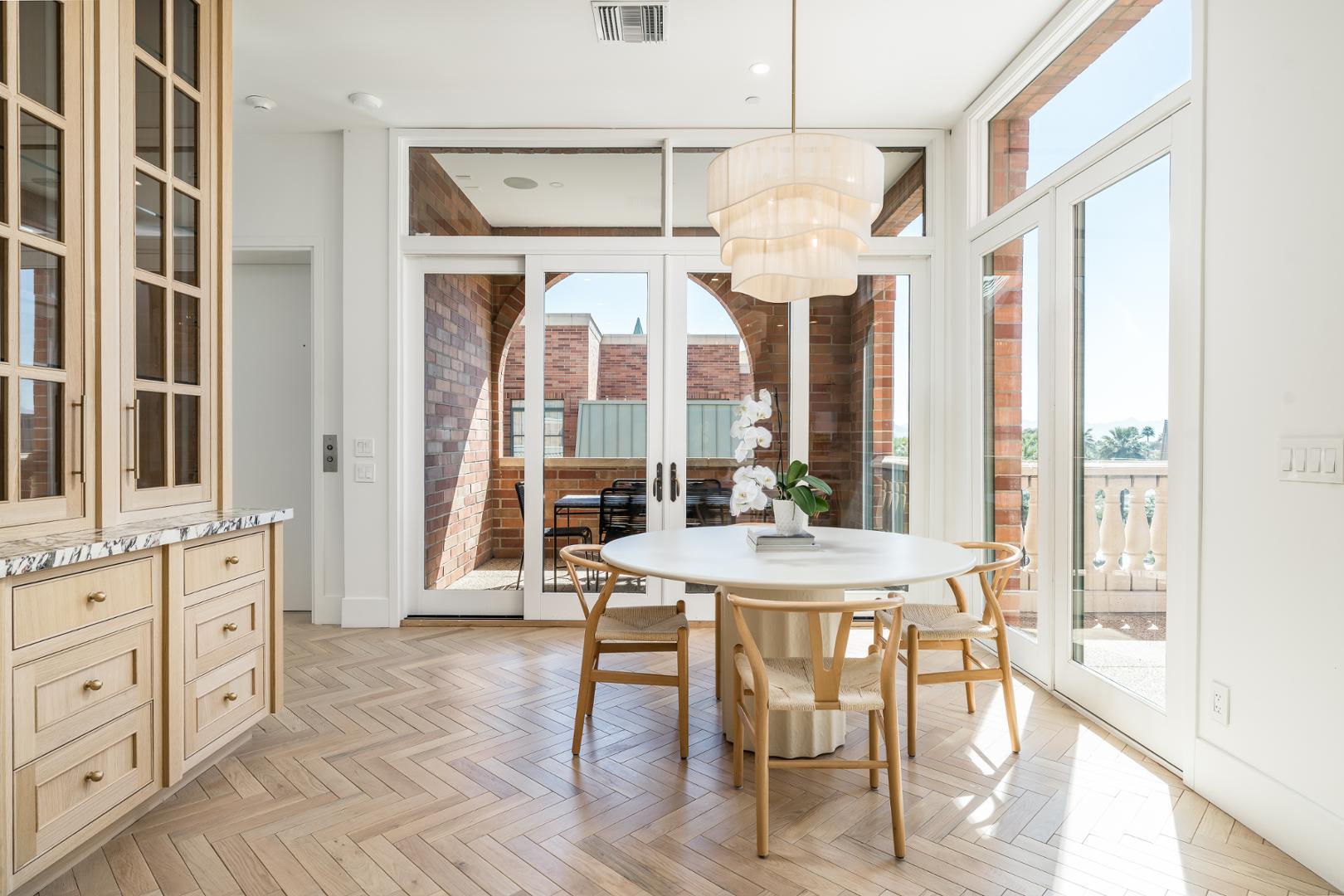 54 W PALM Lane, 54