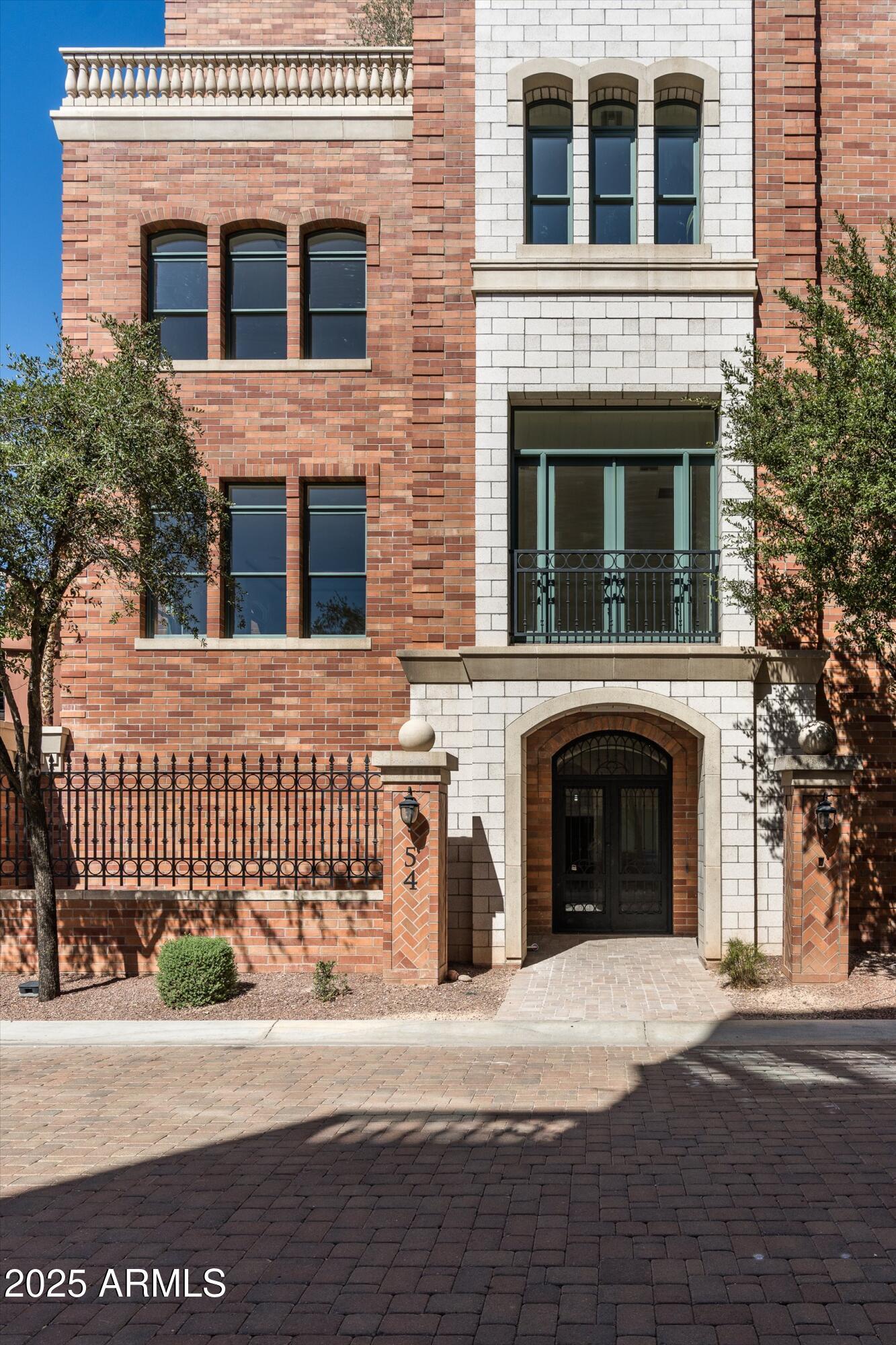 54 W PALM Lane, 54
