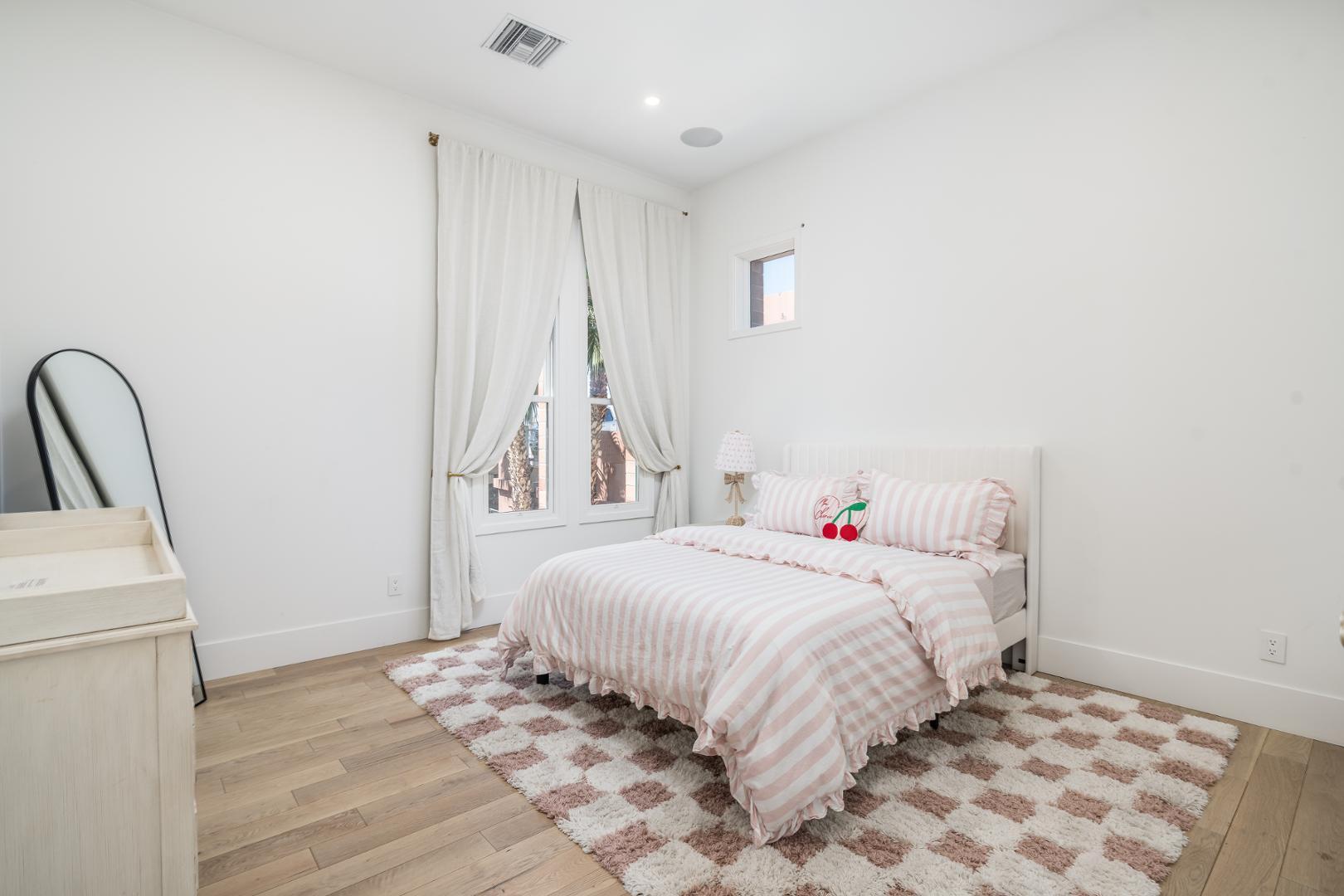 54 W PALM Lane, 54
