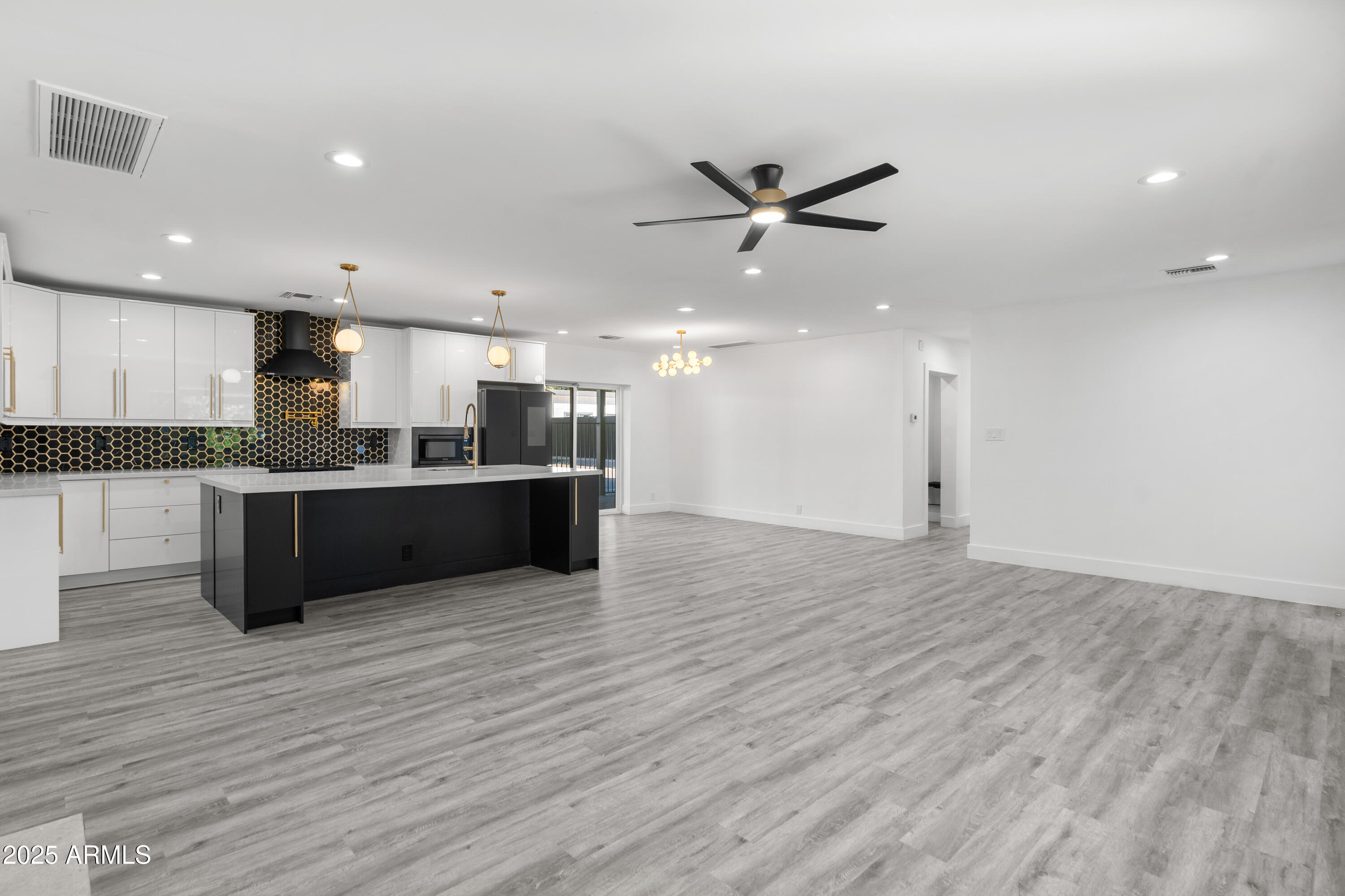 2502 E WHITTON Avenue