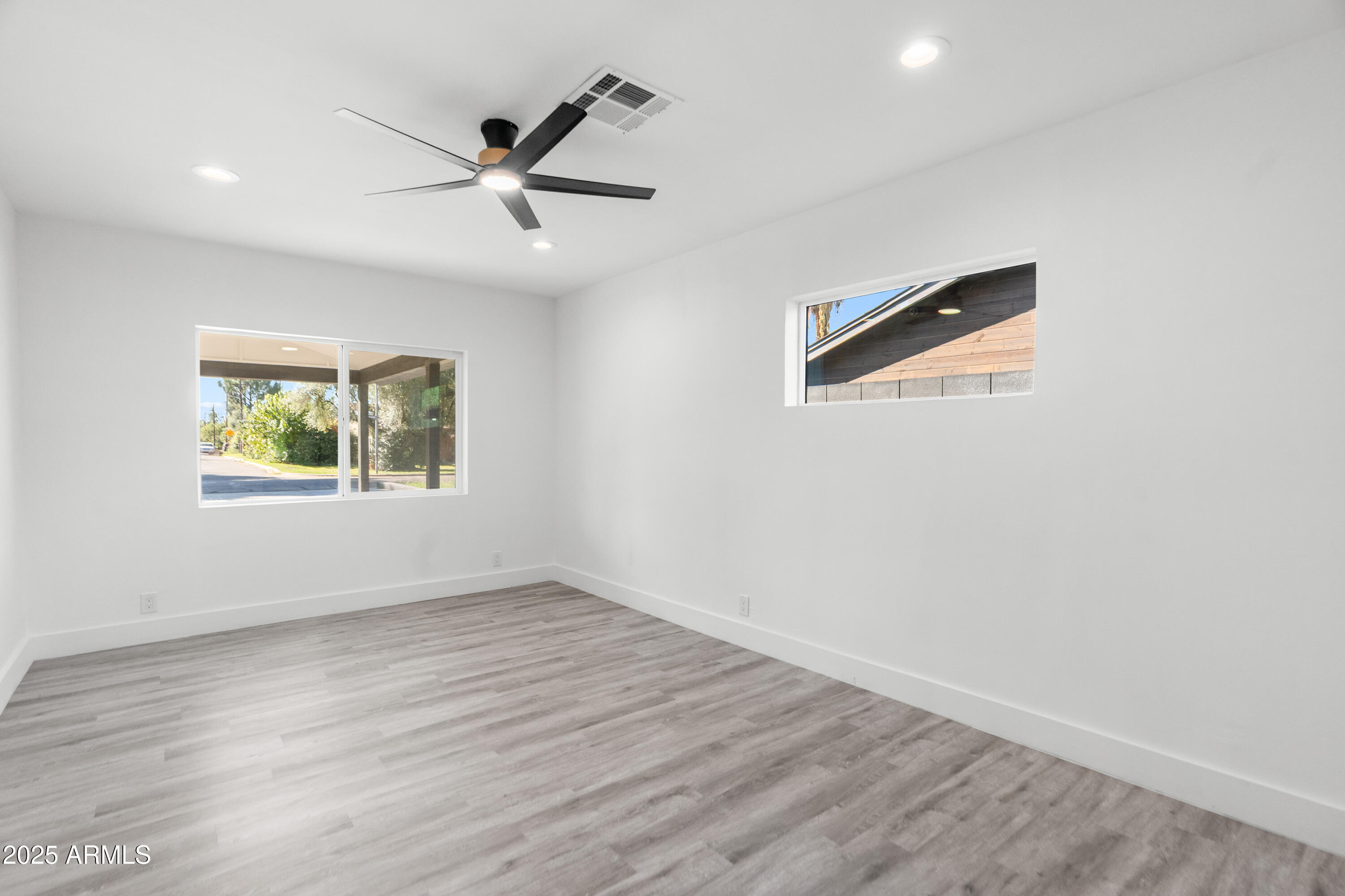 2502 E WHITTON Avenue