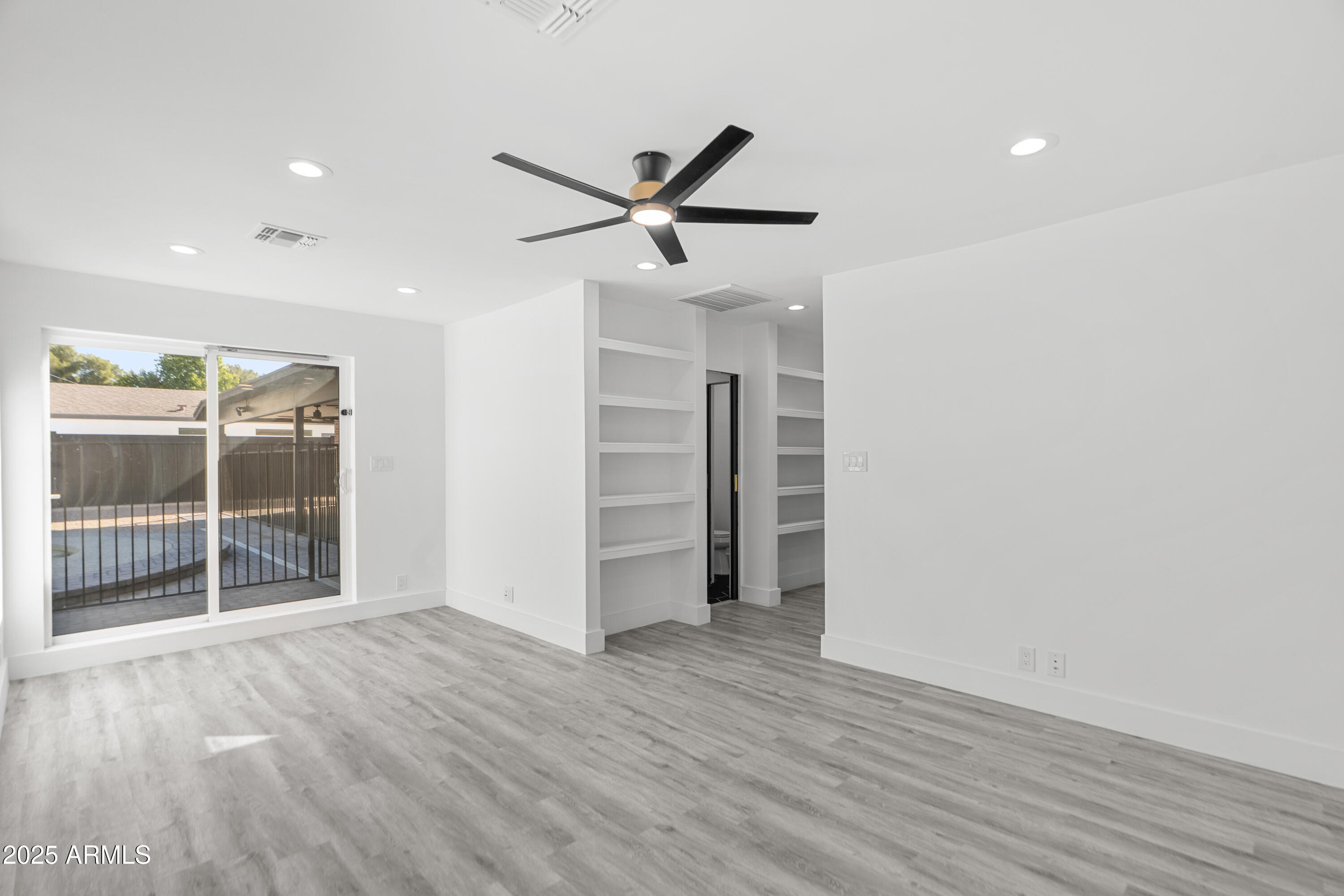 2502 E WHITTON Avenue