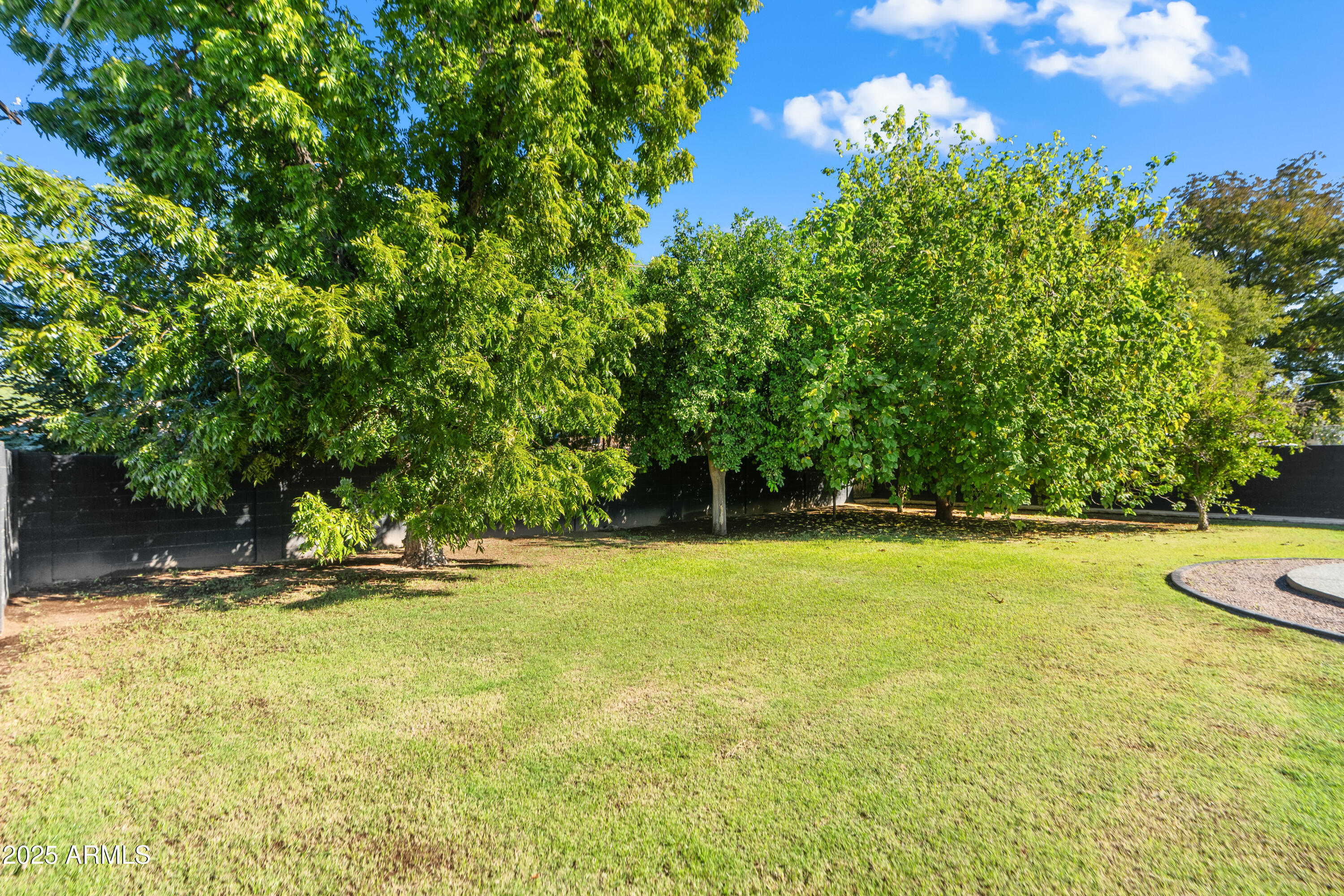 2502 E WHITTON Avenue