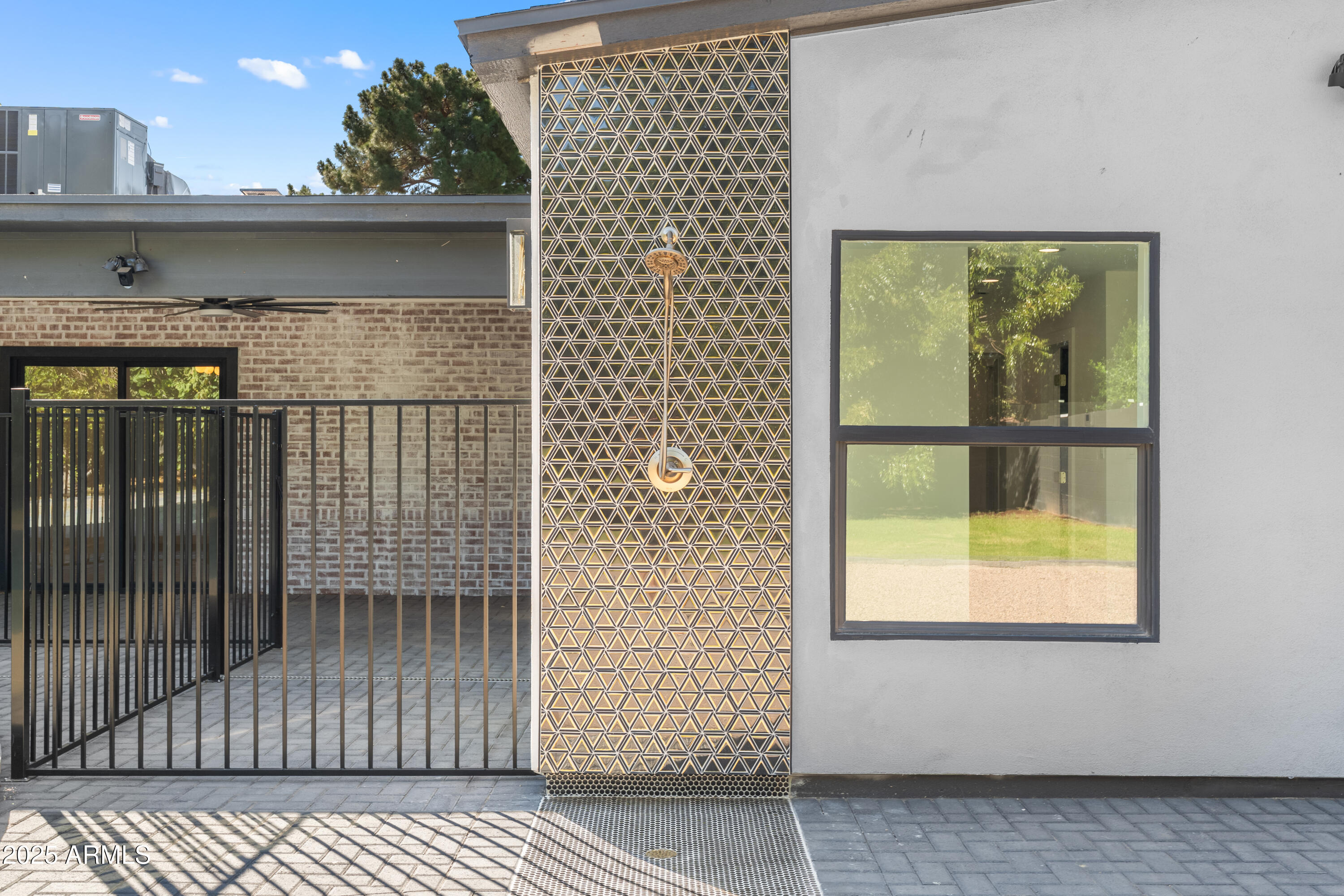 2502 E WHITTON Avenue