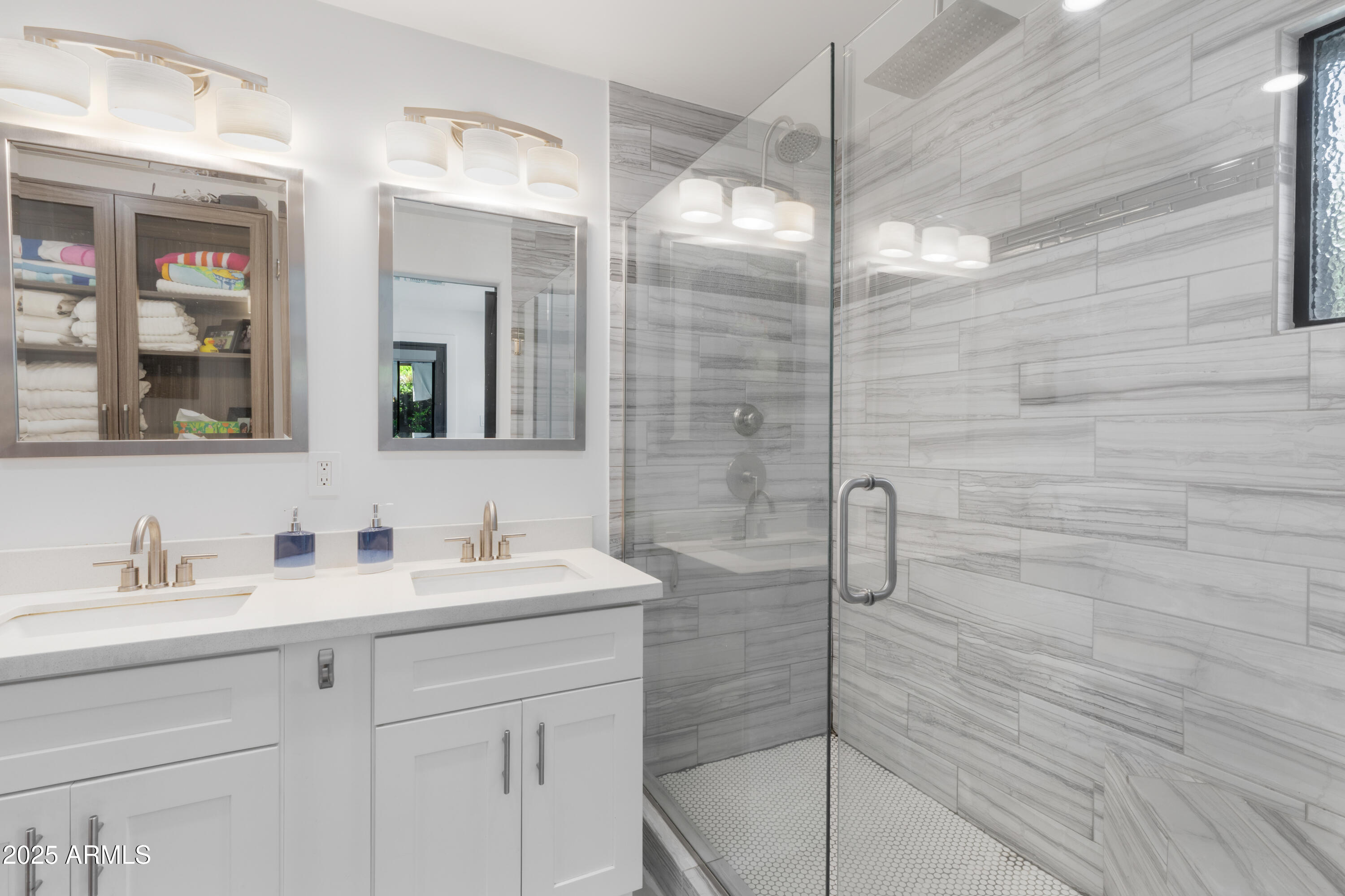 1218 E CLARENDON Avenue