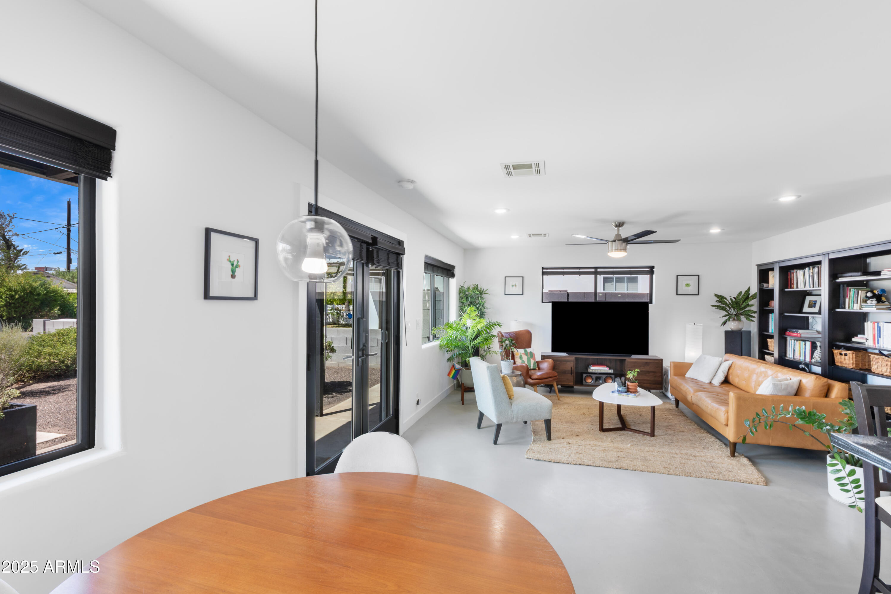 1218 E CLARENDON Avenue