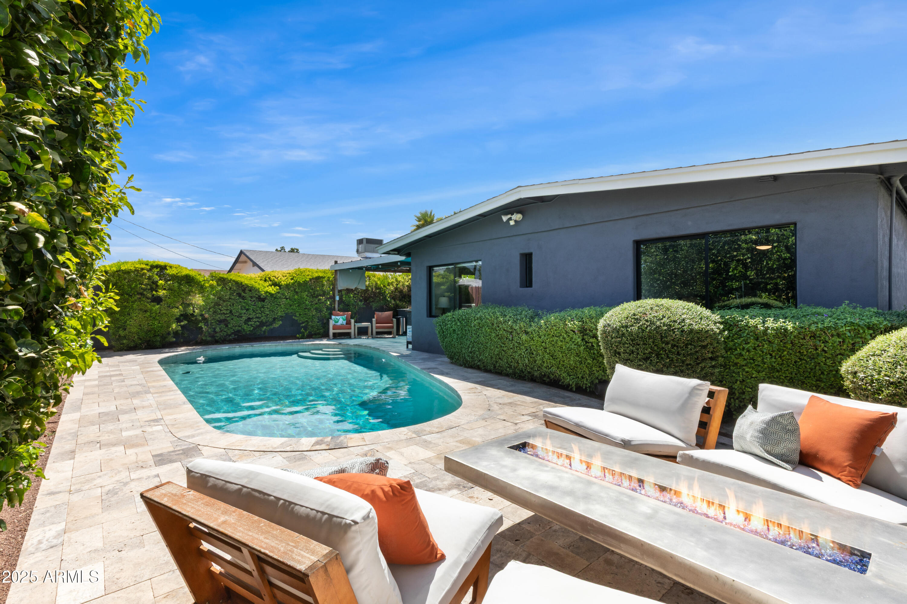 1218 E CLARENDON Avenue