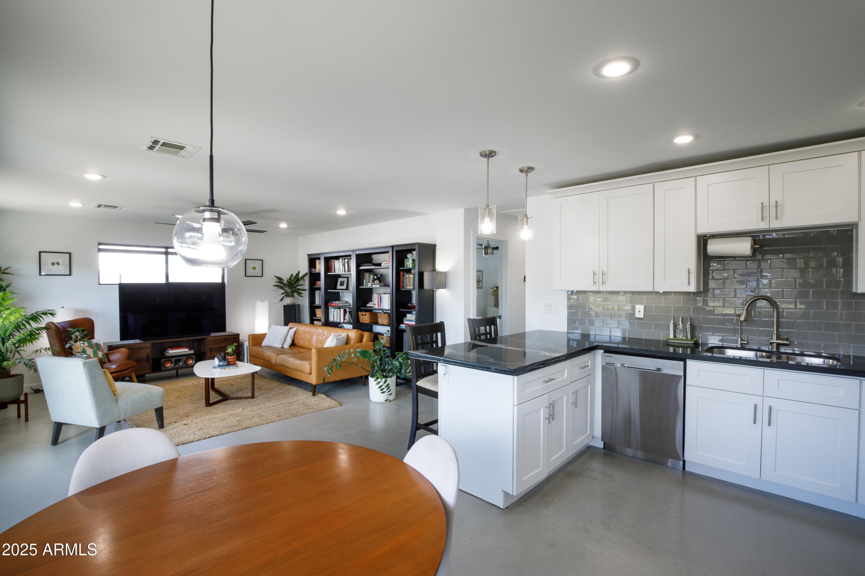 1218 E CLARENDON Avenue