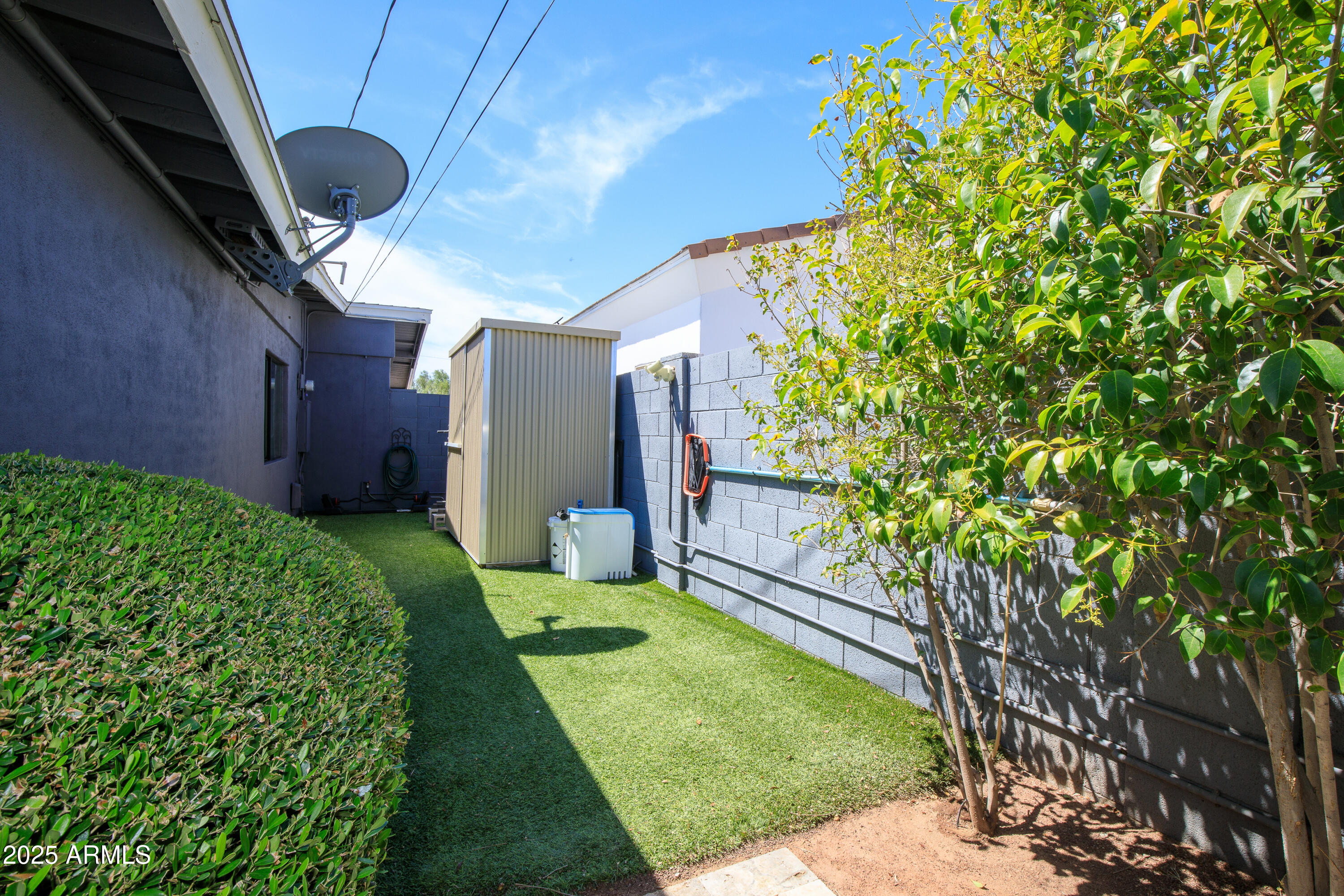 1218 E CLARENDON Avenue