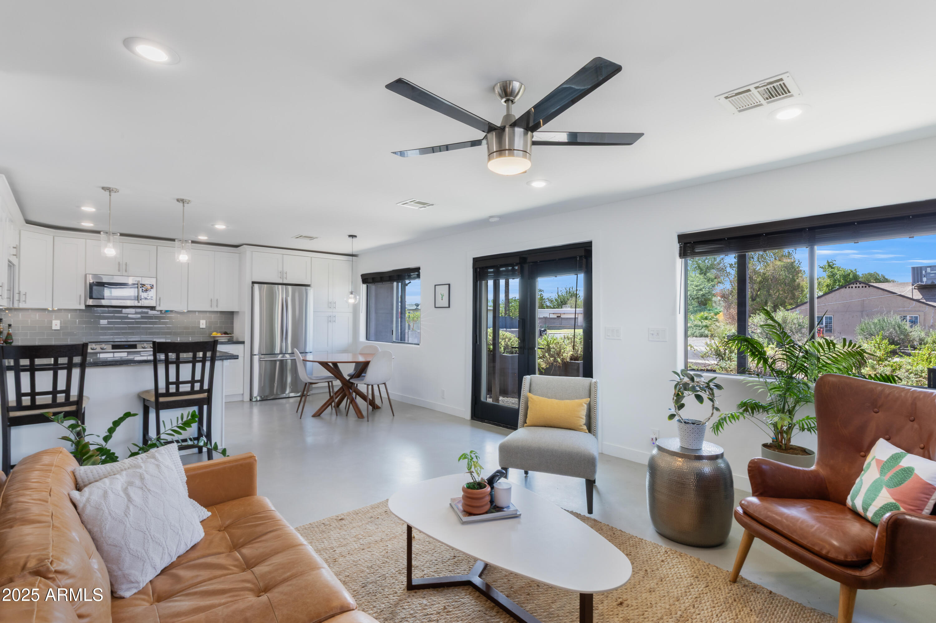 1218 E CLARENDON Avenue