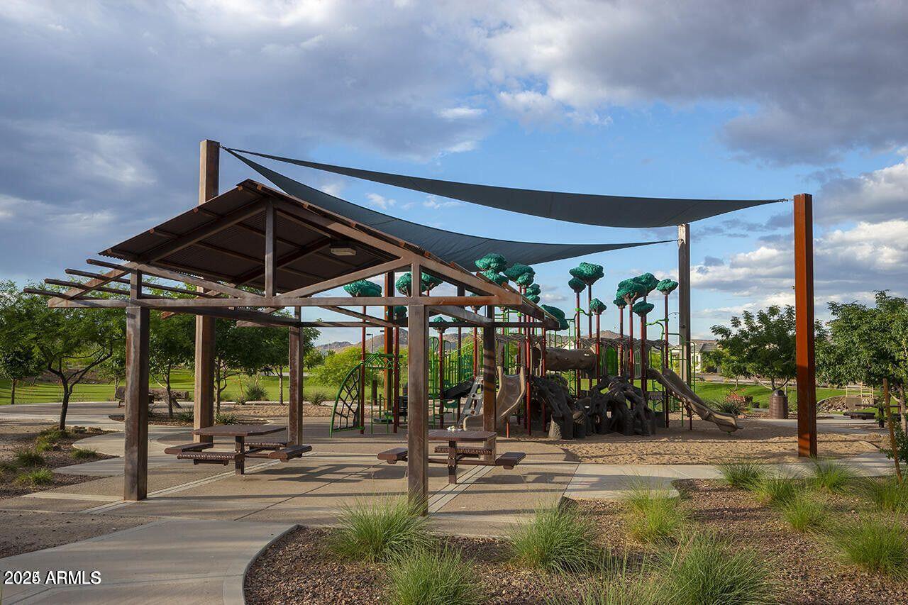 10043 W FOOTHILL Drive