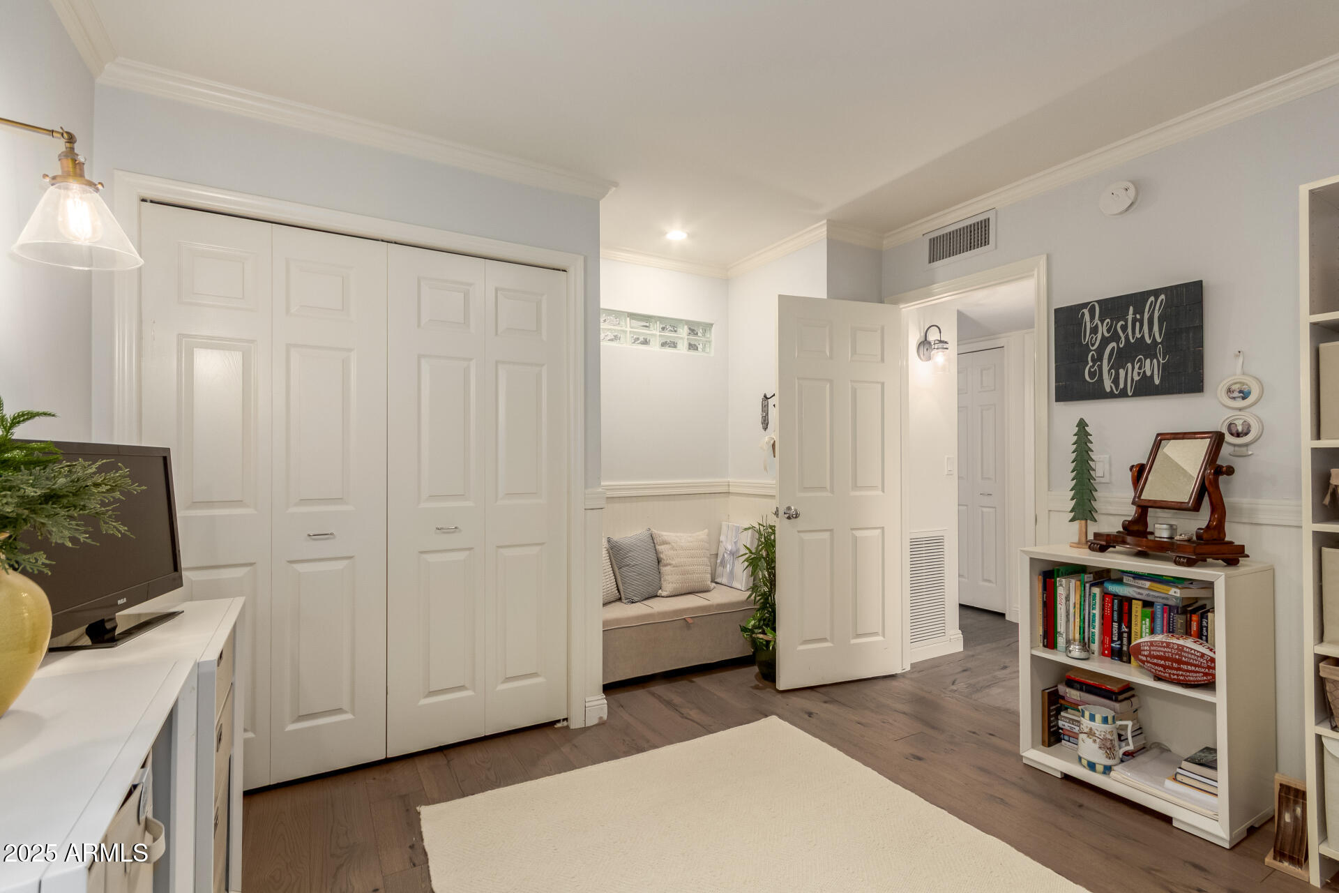 3800 E Lincoln Drive E, 37