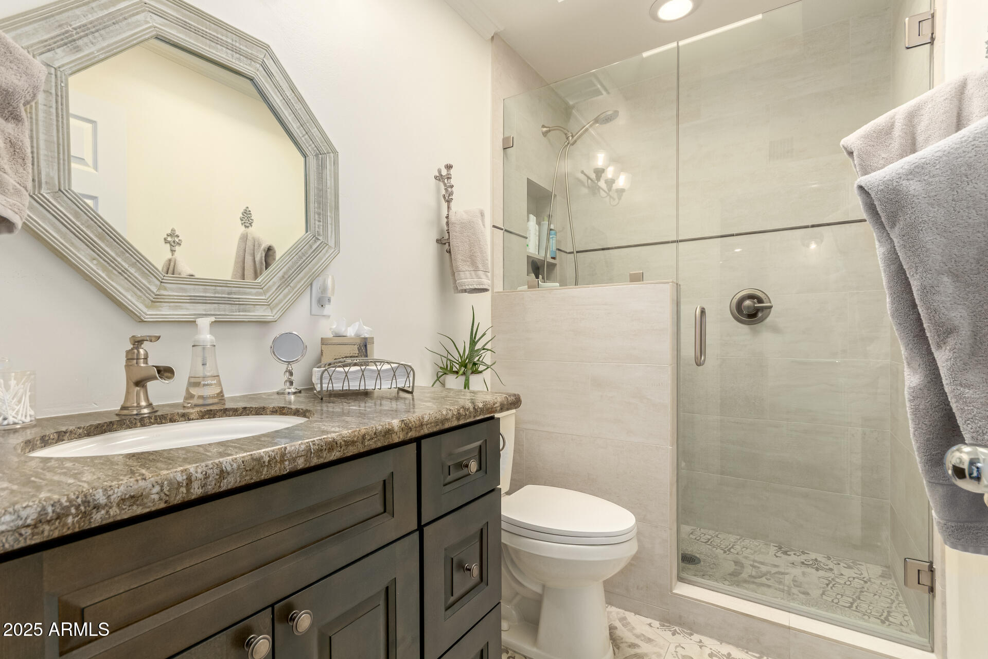 3800 E Lincoln Drive E, 37