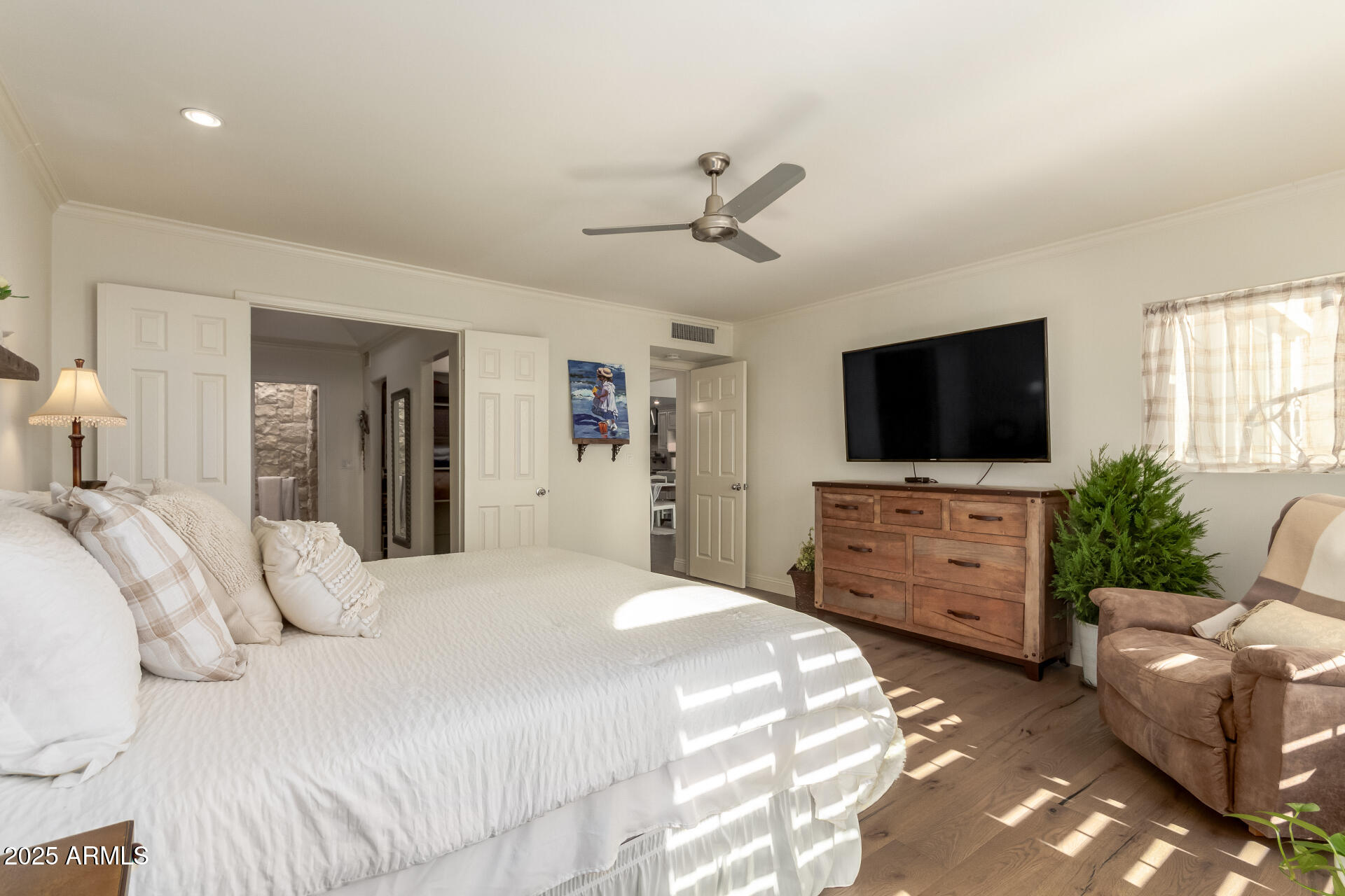 3800 E Lincoln Drive E, 37