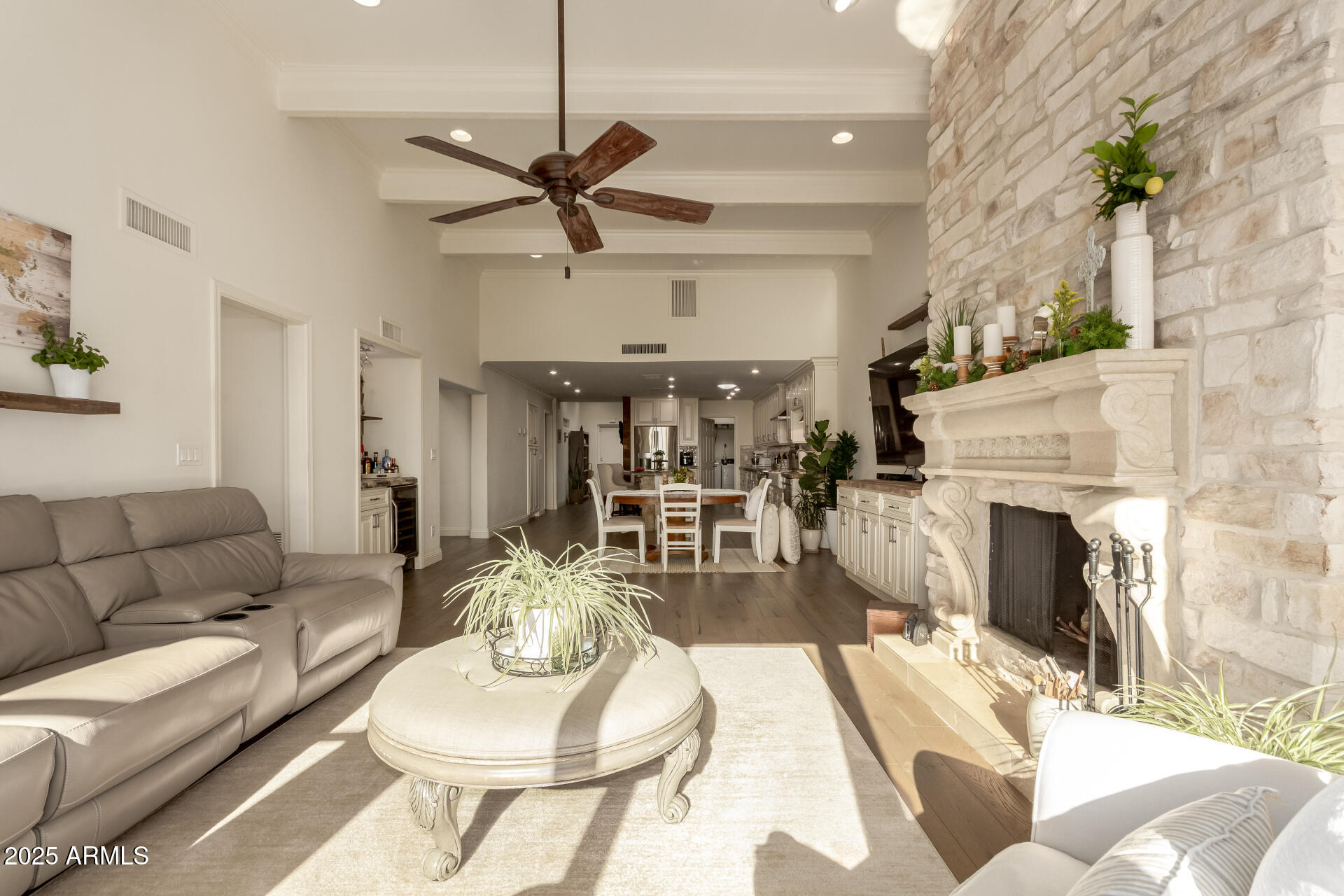 3800 E Lincoln Drive E, 37