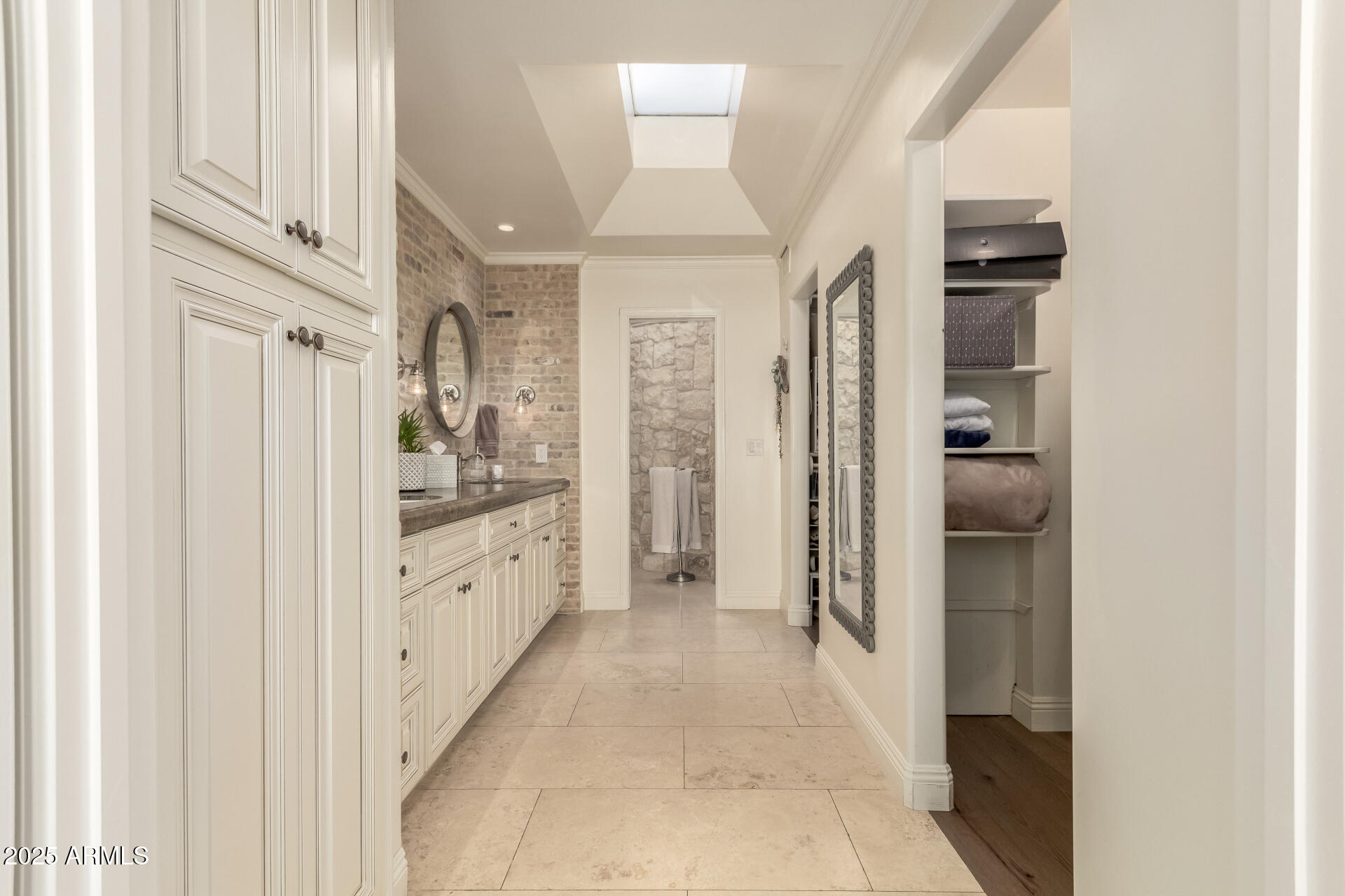 3800 E Lincoln Drive E, 37