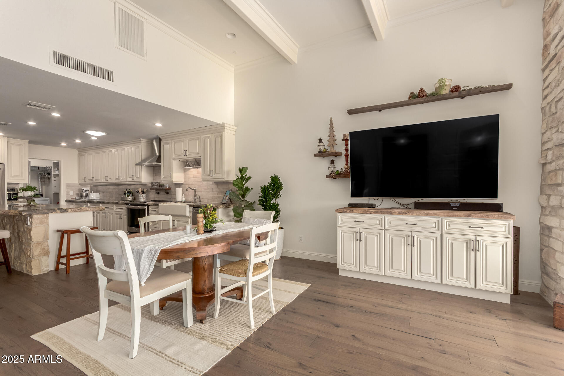 3800 E Lincoln Drive E, 37