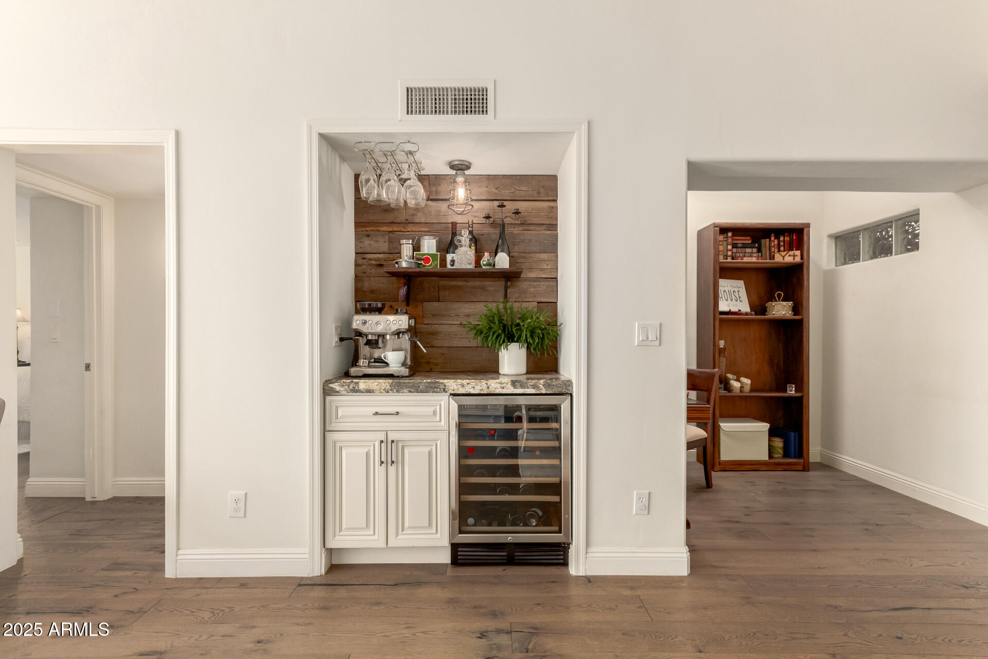 3800 E Lincoln Drive E, 37