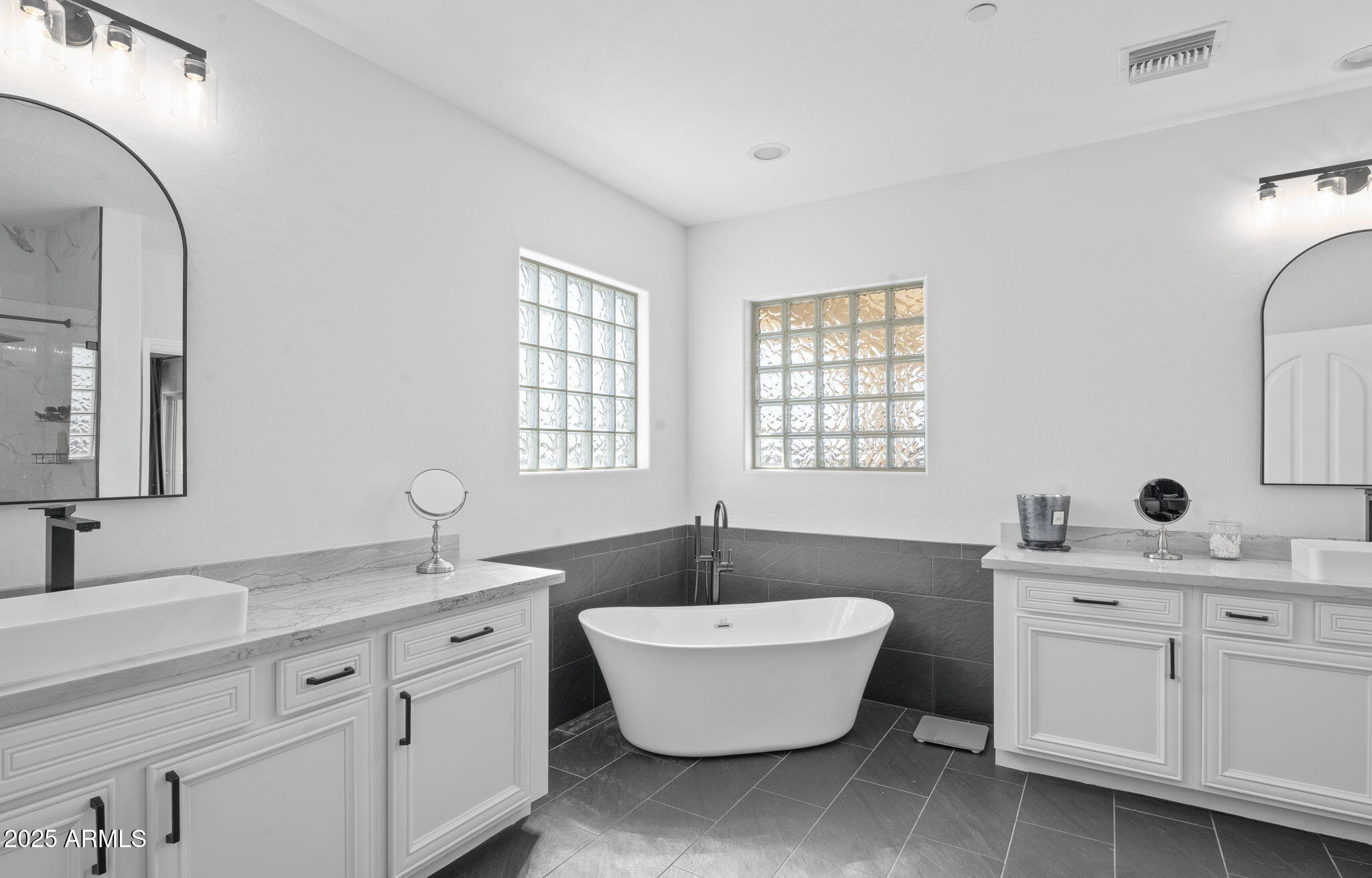 5216 E BARWICK Drive