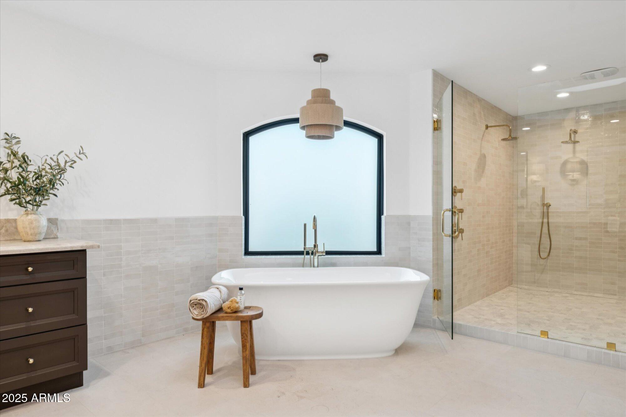 3800 E LINCOLN Drive, 54