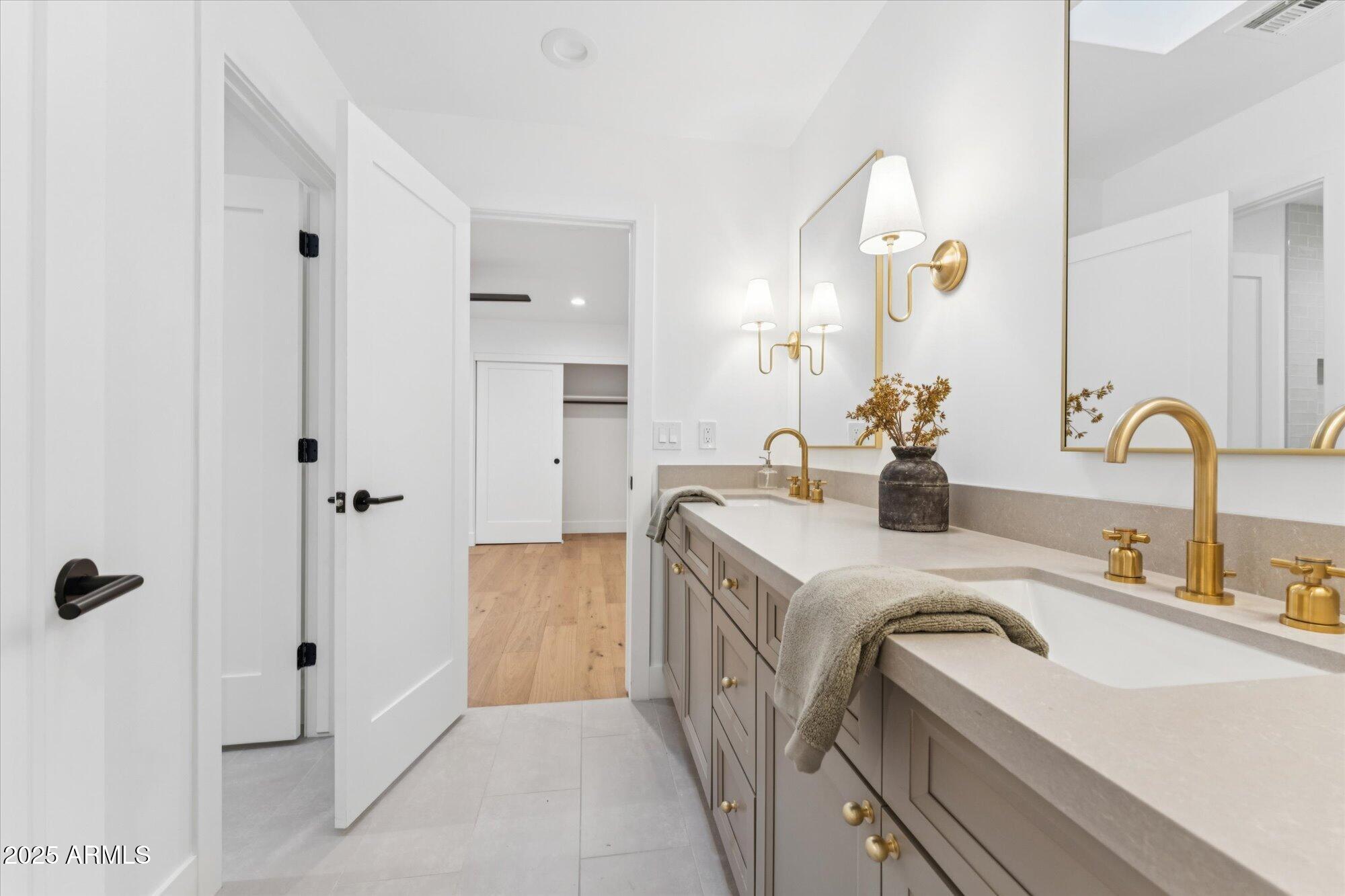 3800 E LINCOLN Drive, 54