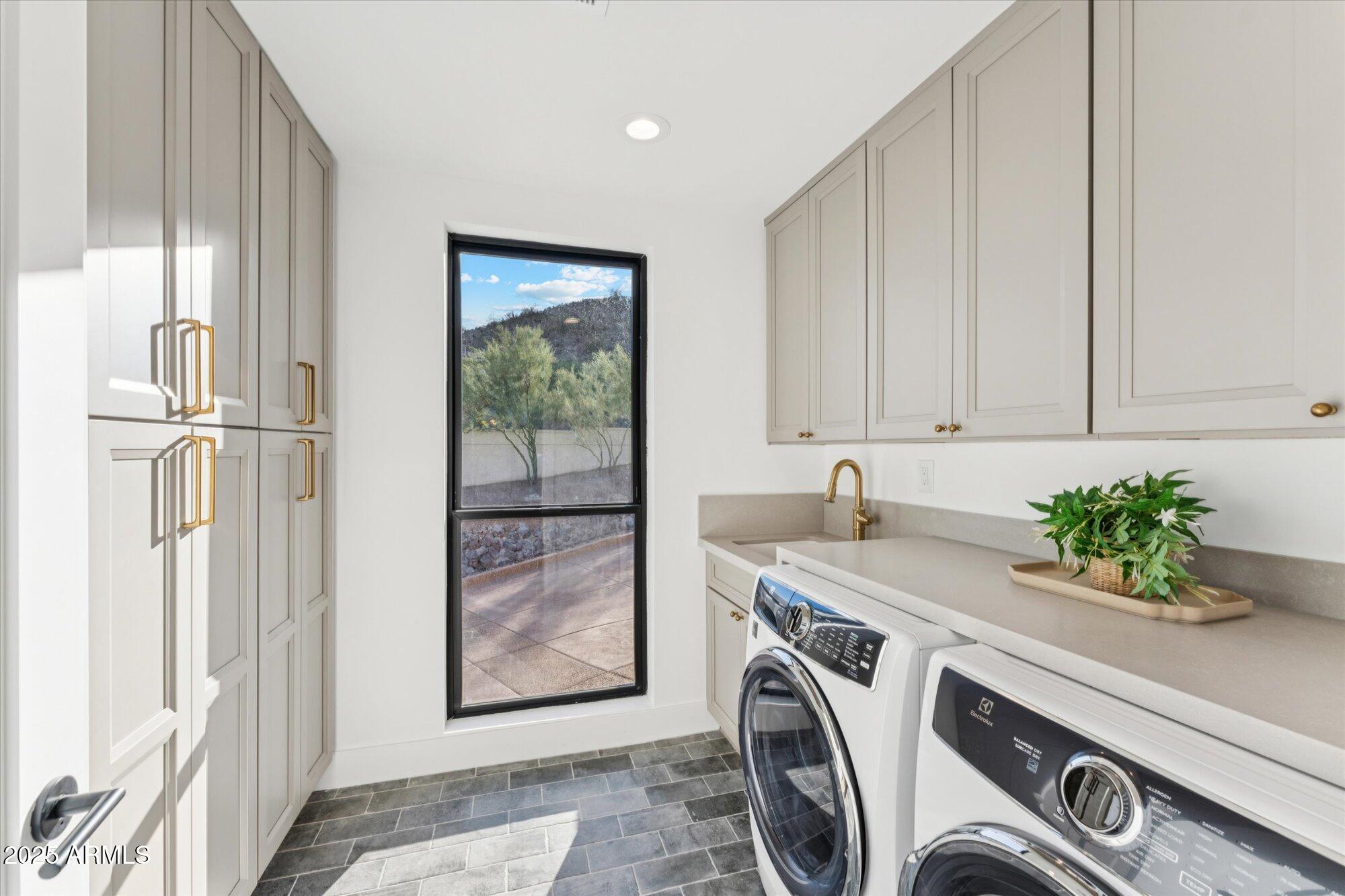 3800 E LINCOLN Drive, 54