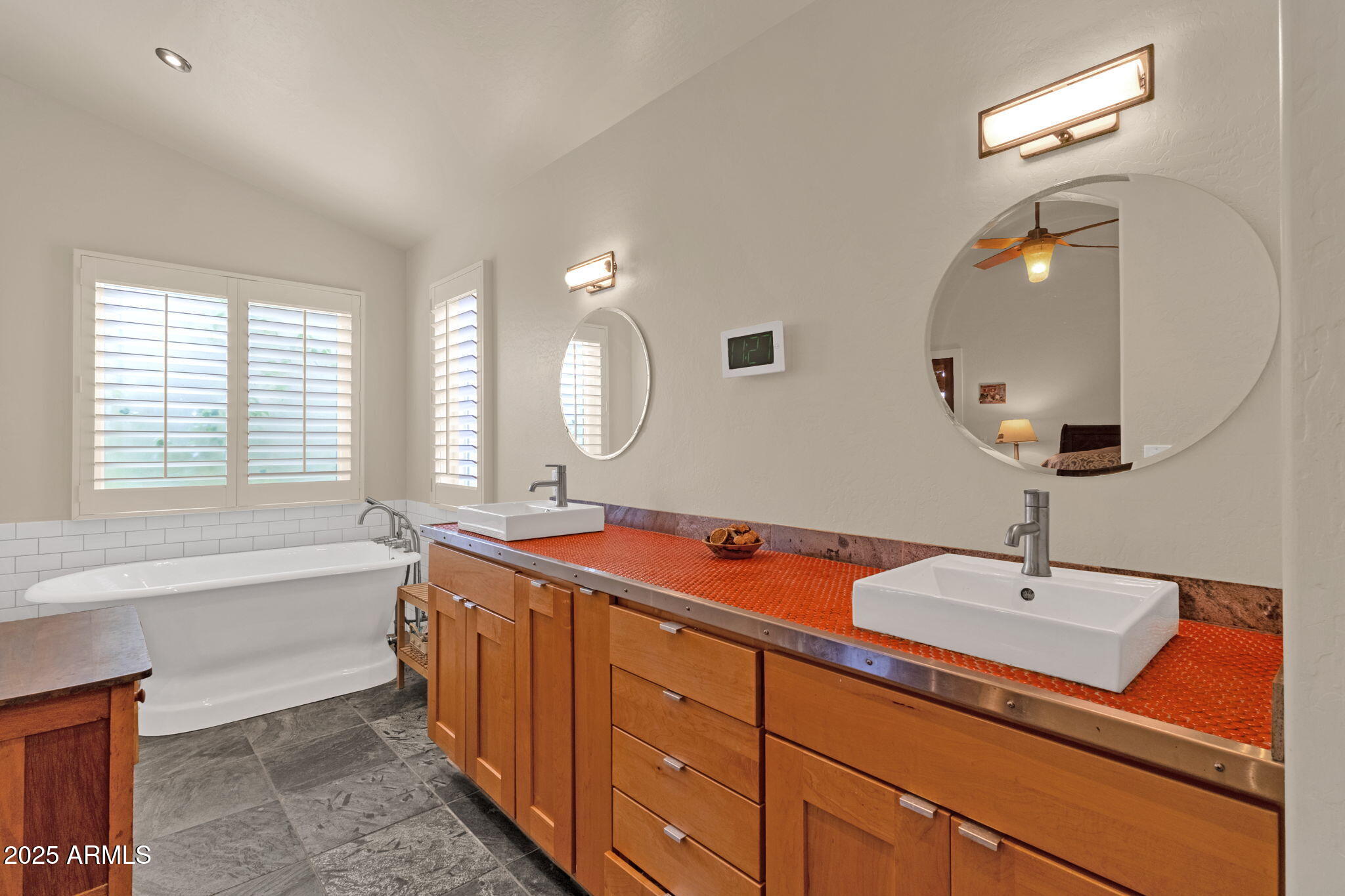 517 W AIRE LIBRE Avenue