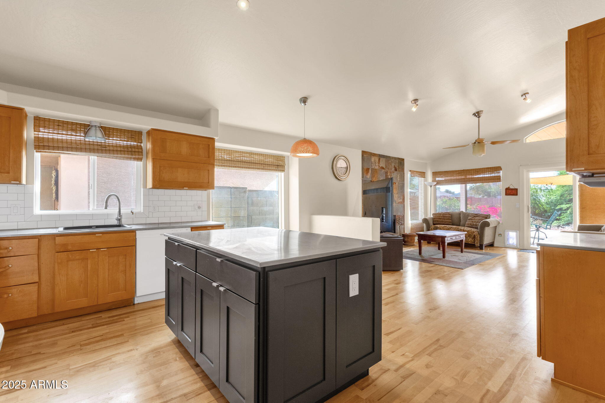 517 W AIRE LIBRE Avenue