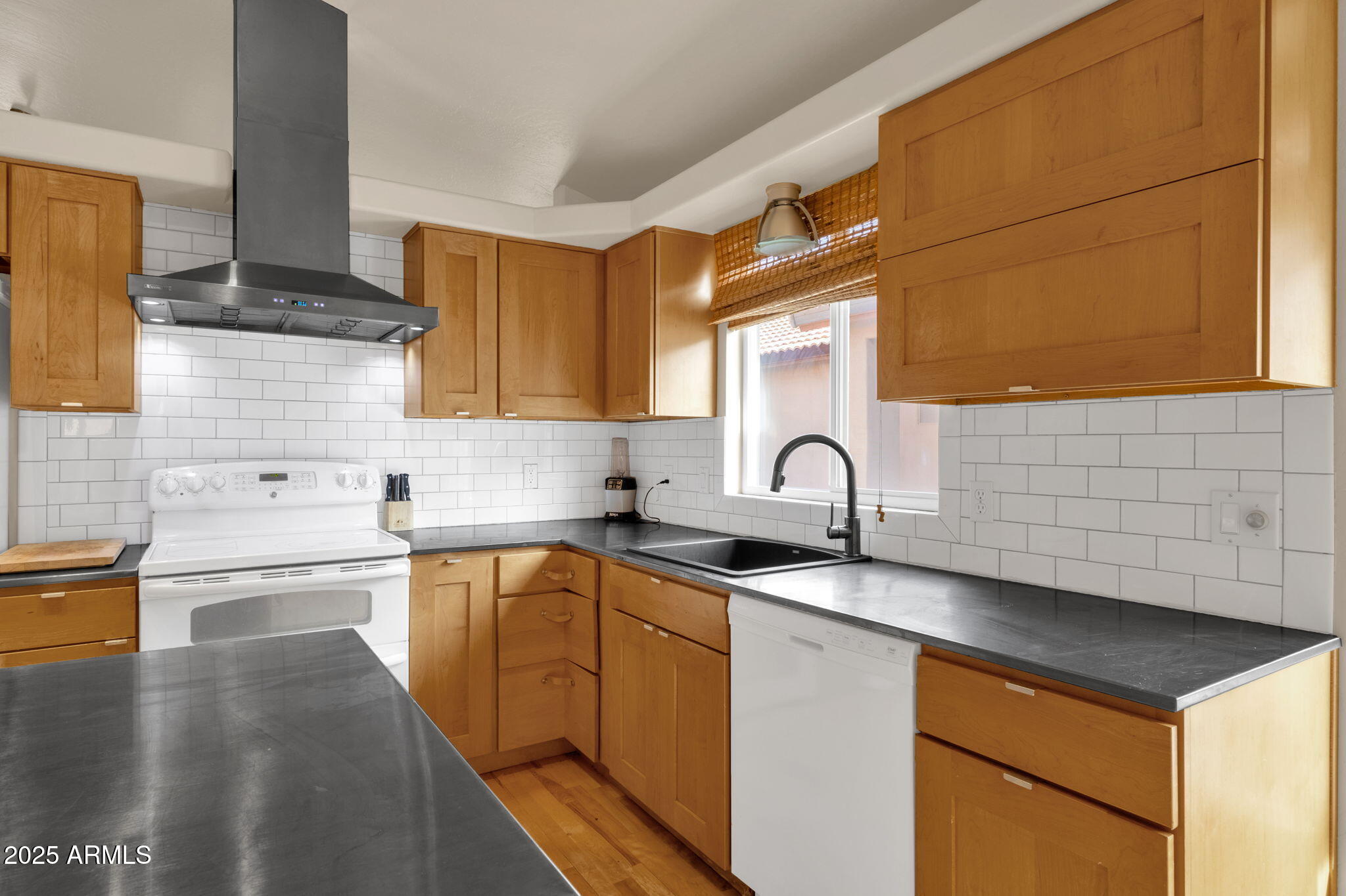 517 W AIRE LIBRE Avenue