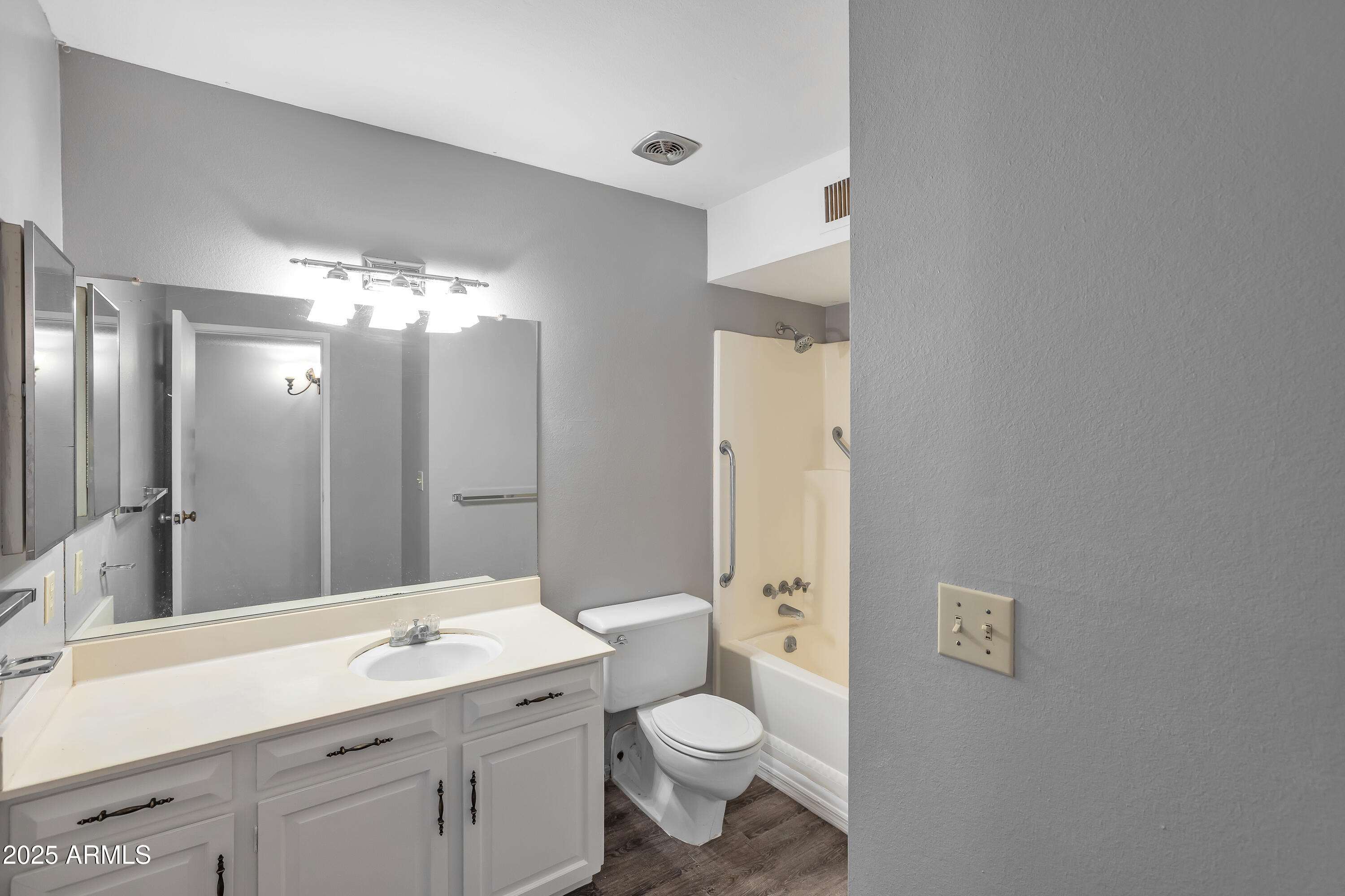 255 QUAIL HOLLOW Drive