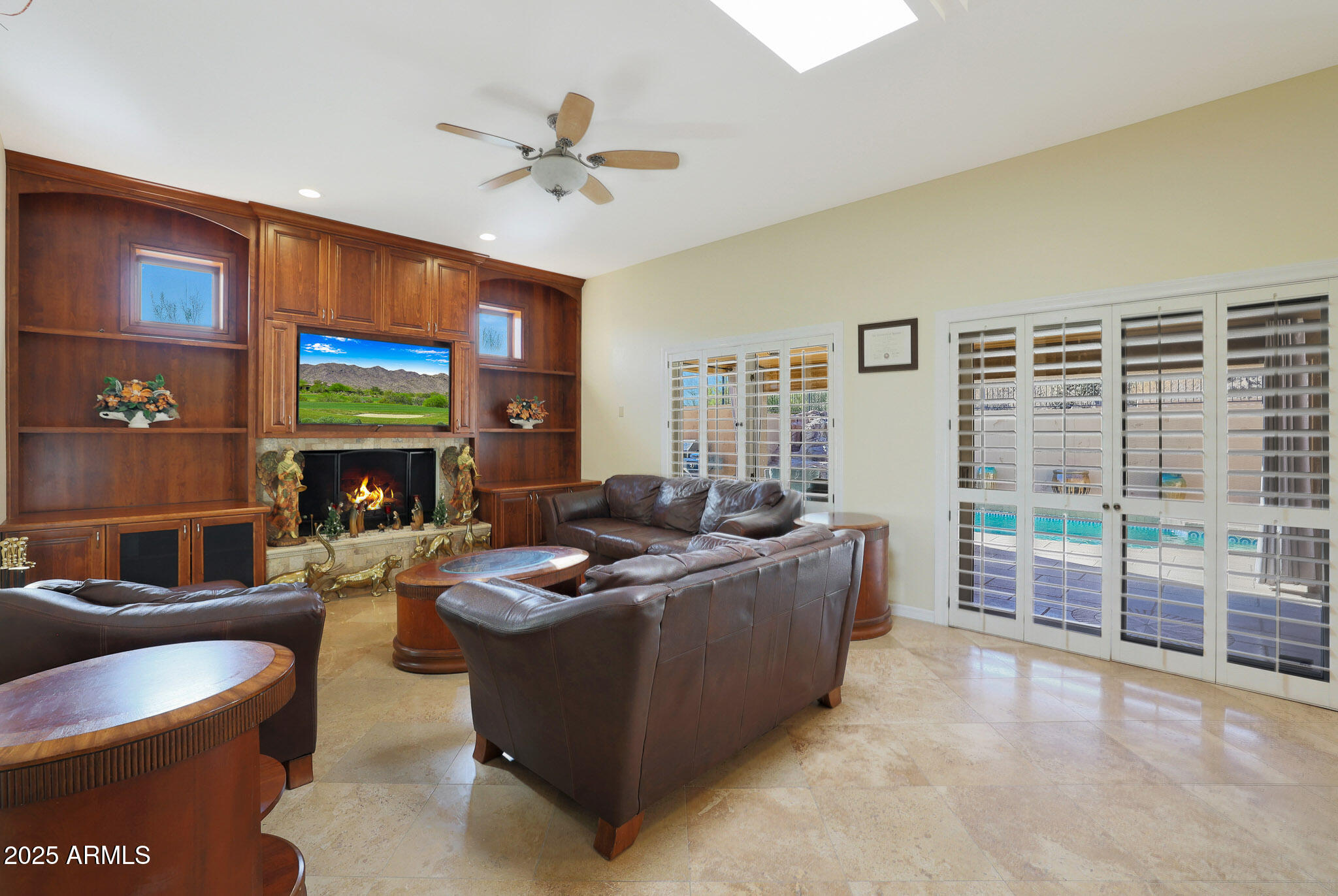 1044 W INDIAN HILLS Place