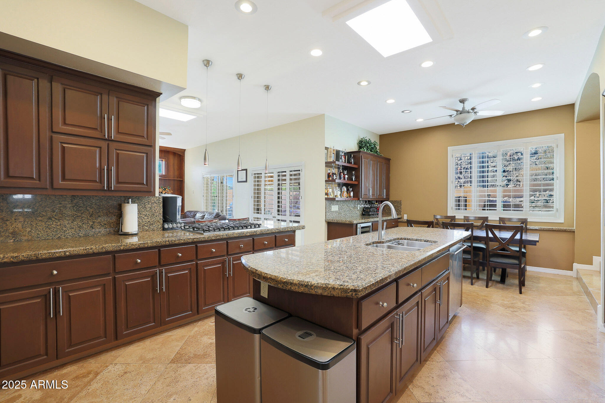 1044 W INDIAN HILLS Place