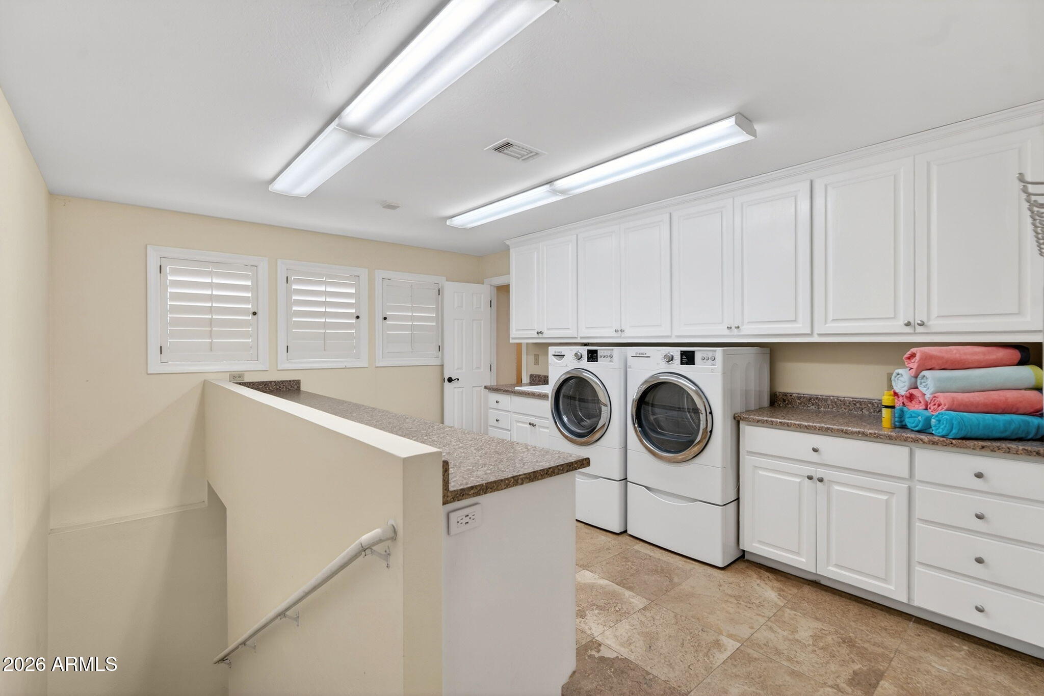 1044 W INDIAN HILLS Place