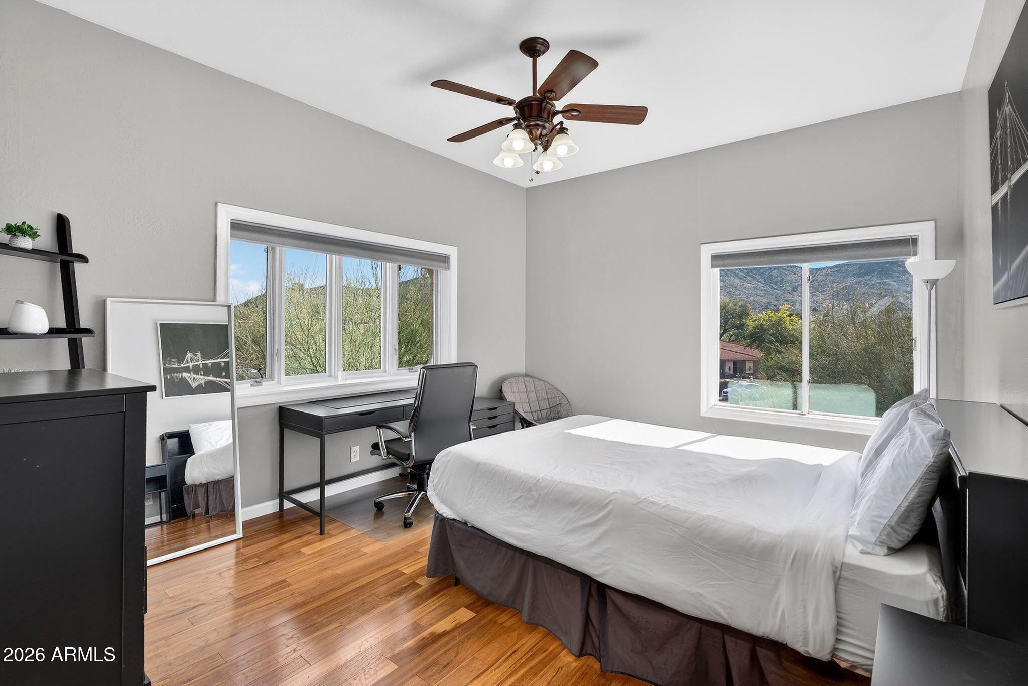 1044 W INDIAN HILLS Place