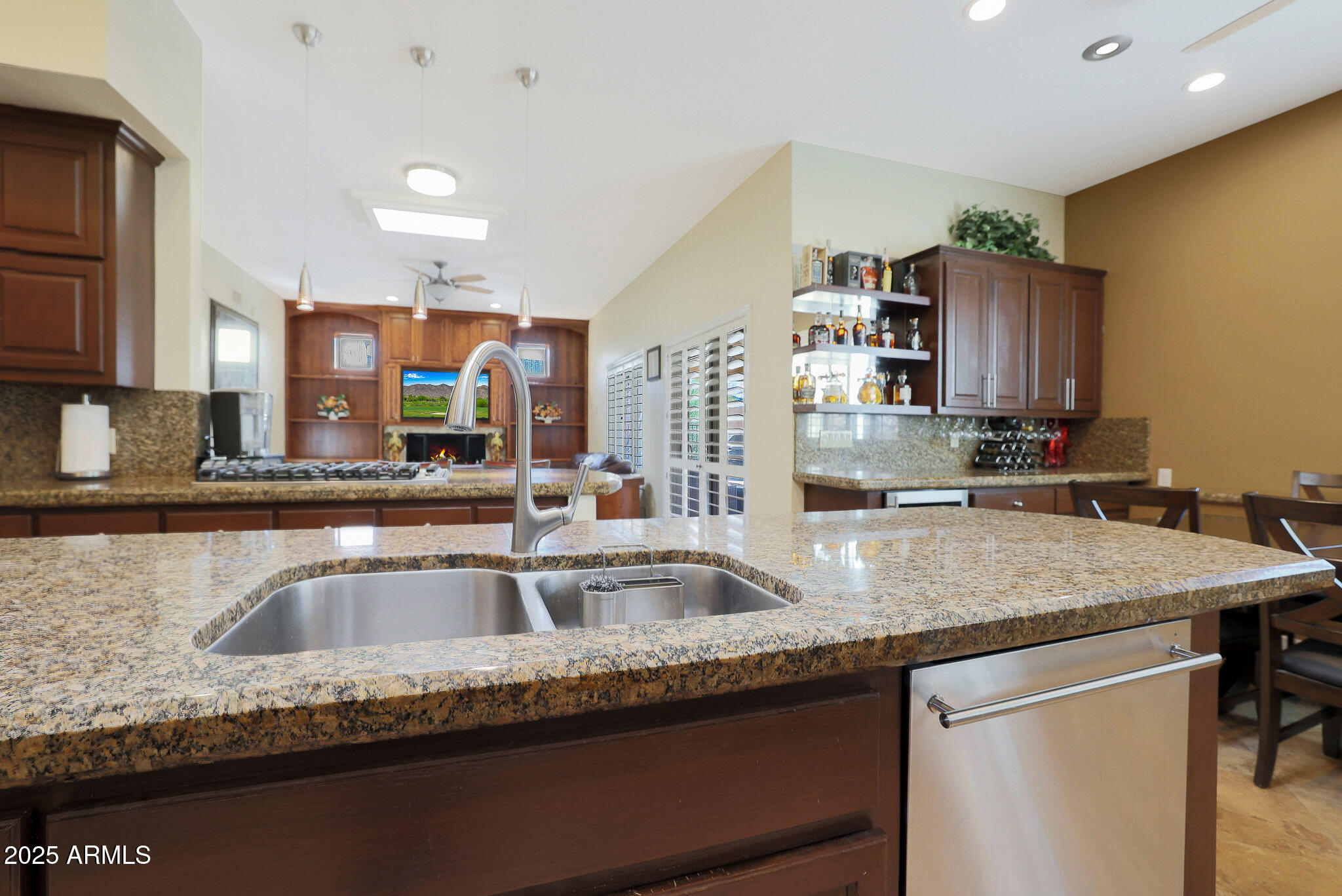 1044 W INDIAN HILLS Place