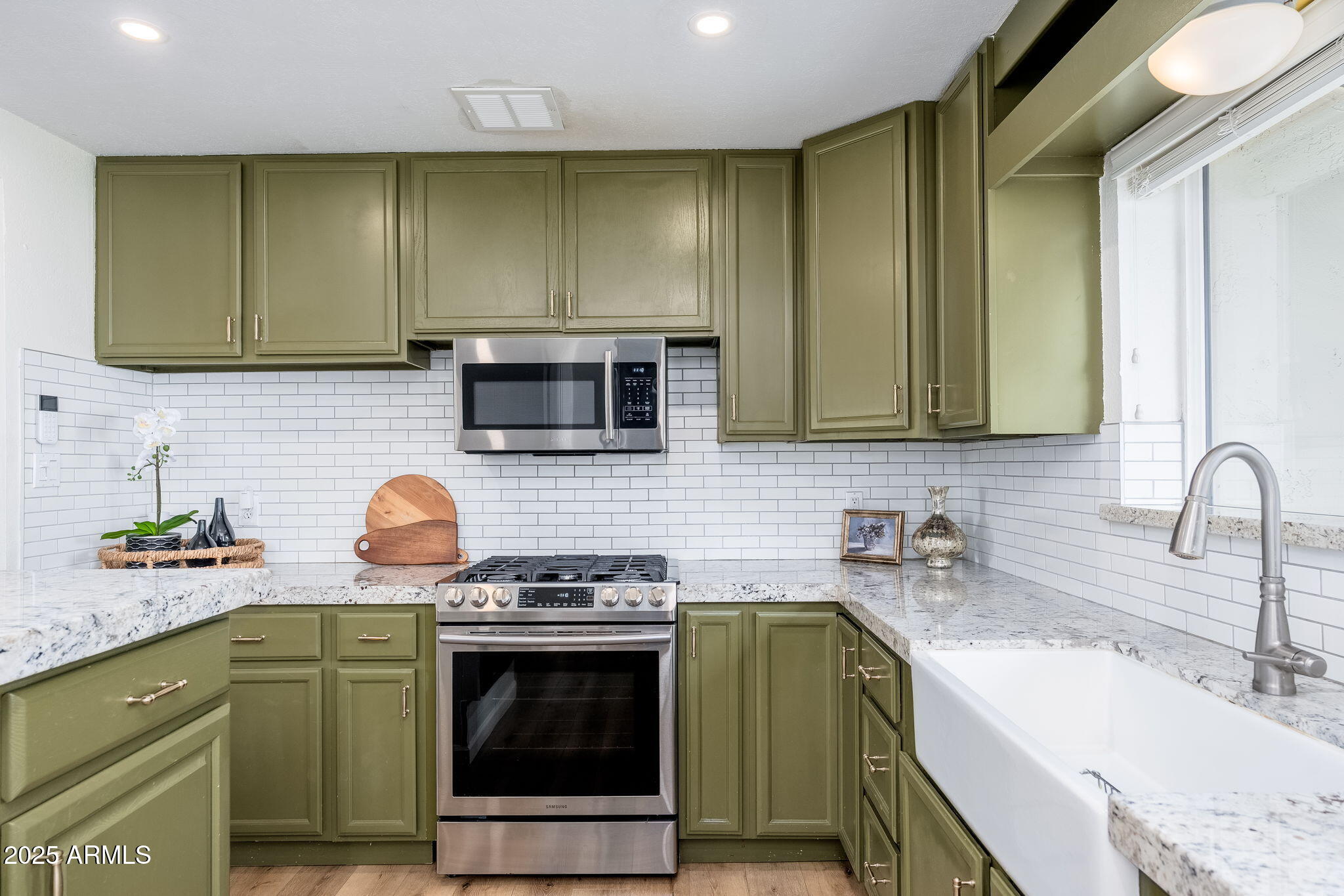 3002 E WHITTON Avenue