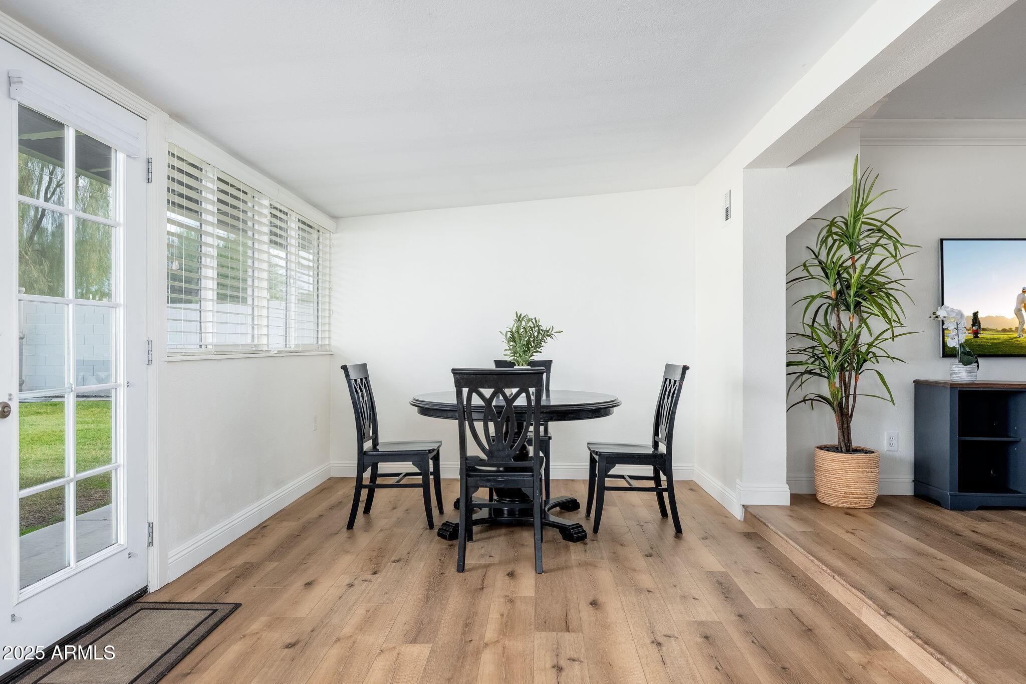 3002 E WHITTON Avenue