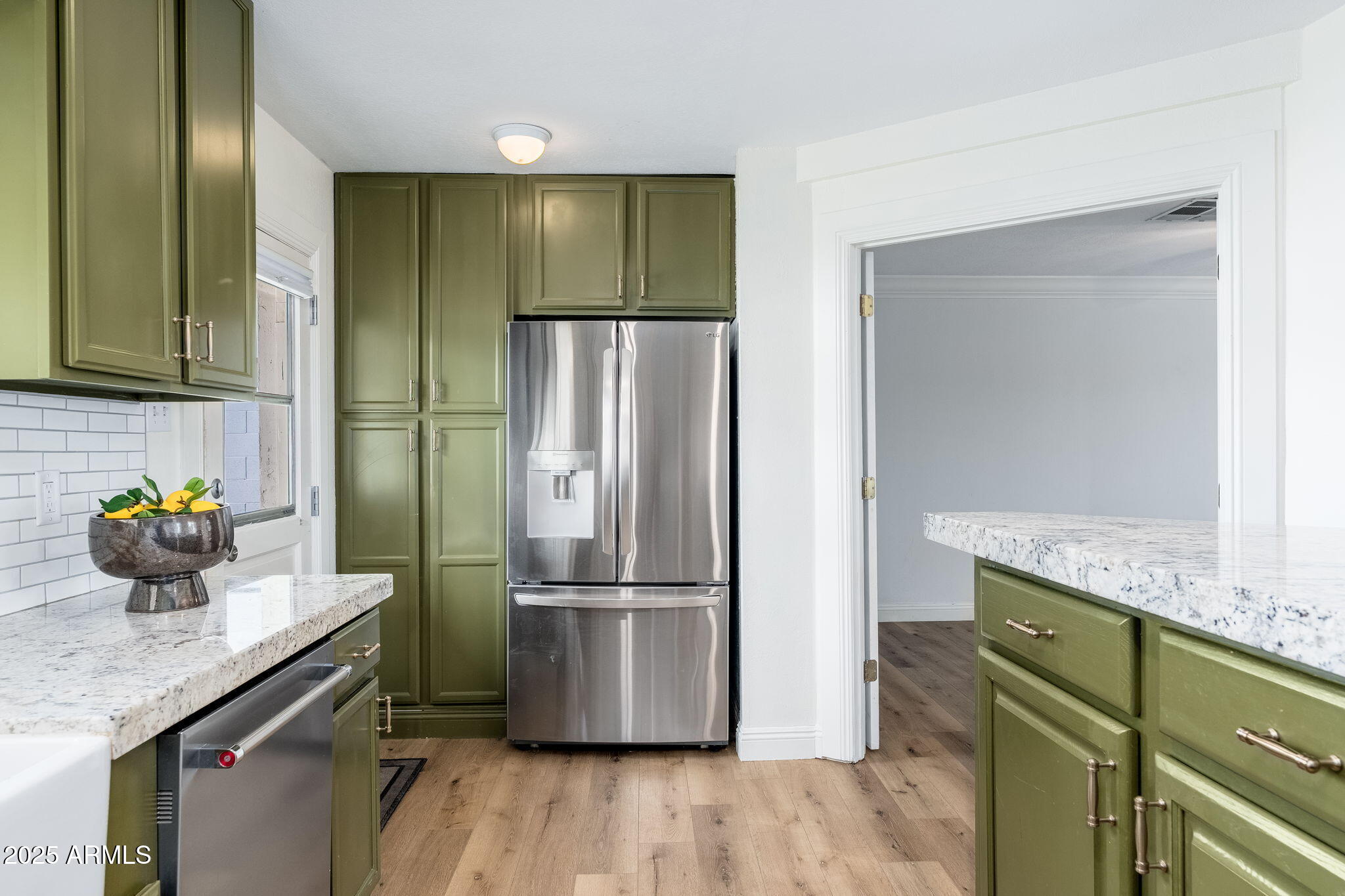 3002 E WHITTON Avenue