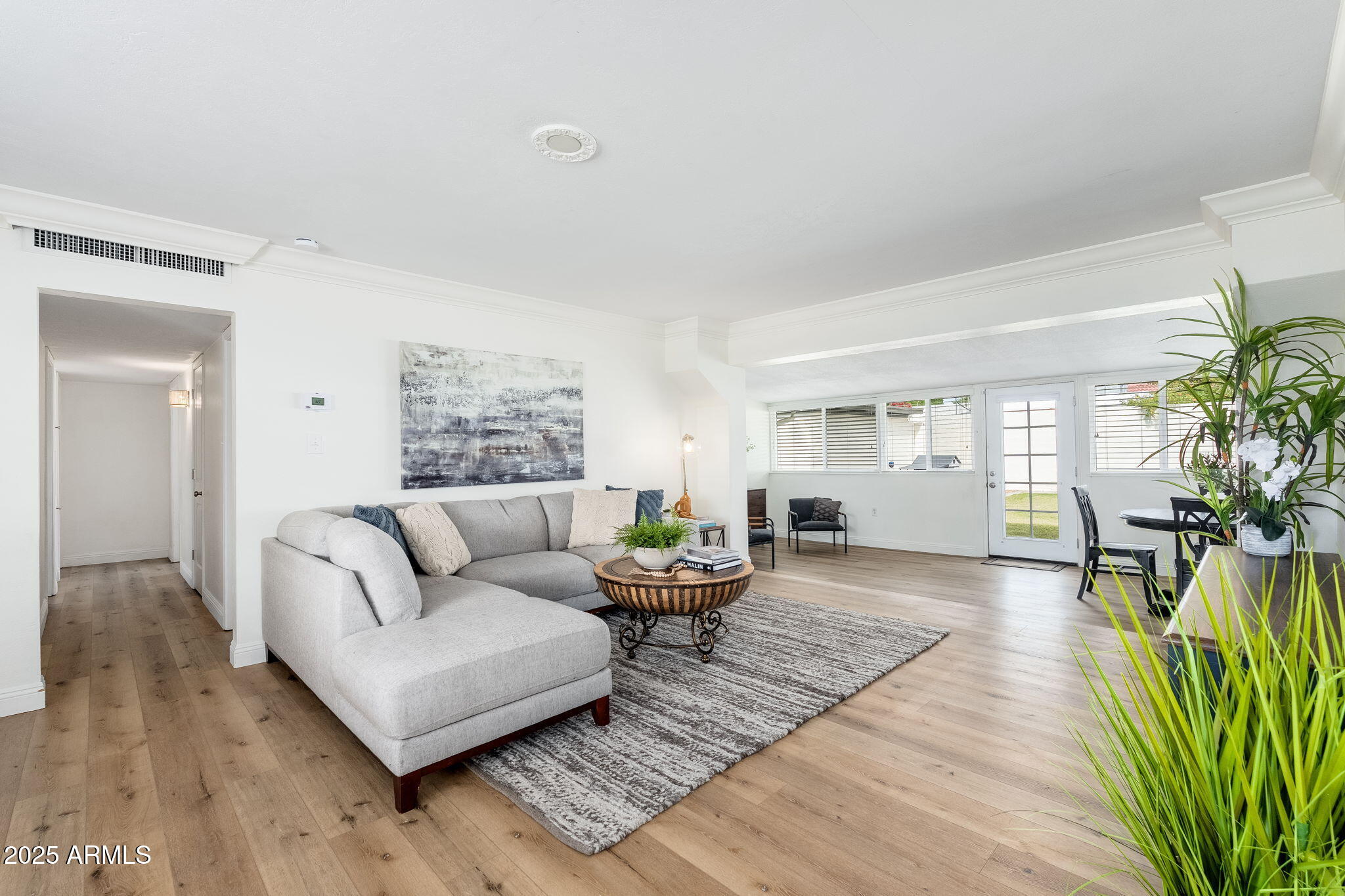 3002 E WHITTON Avenue